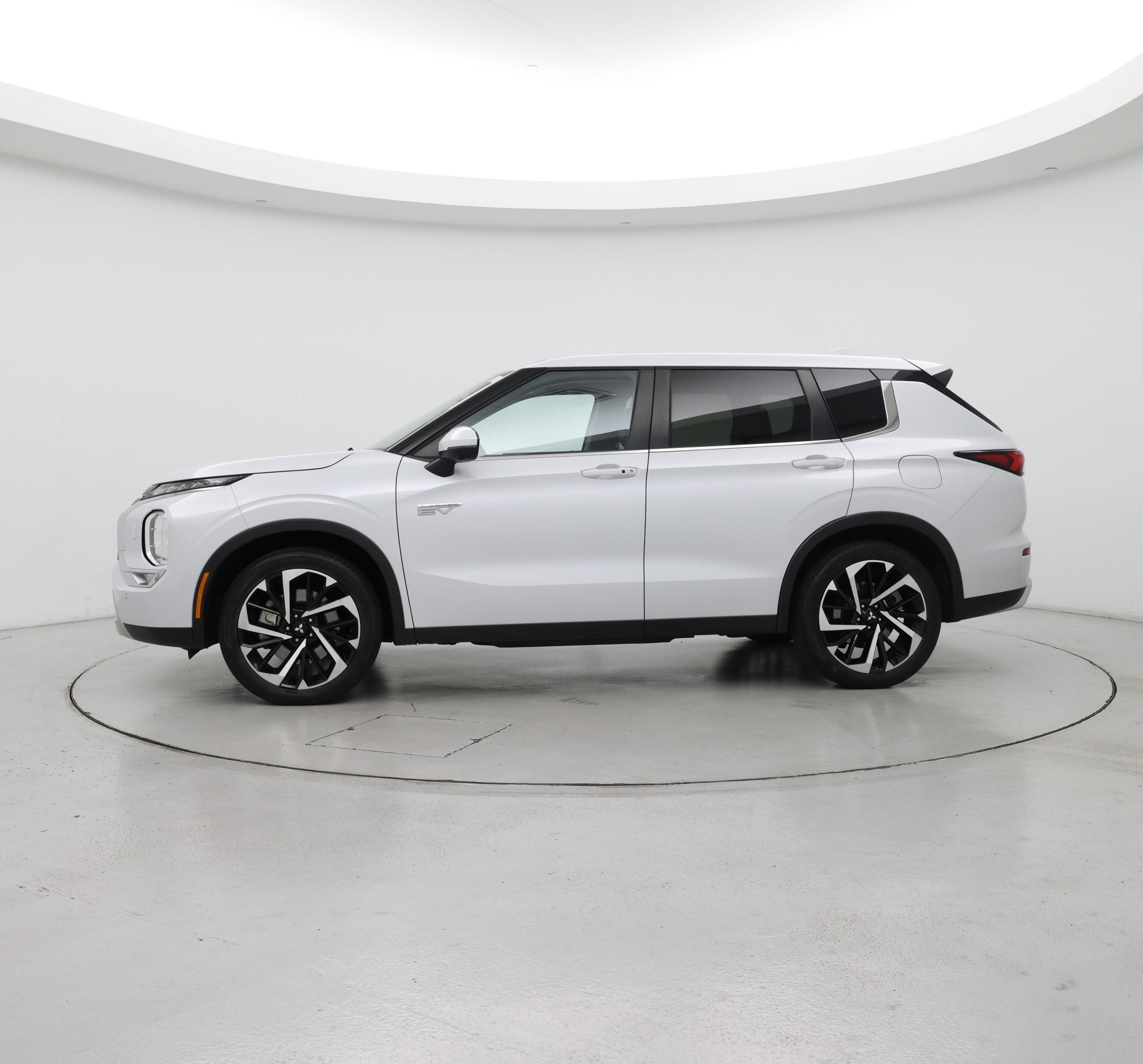 Thumbnail: 2023 Mitsubishi Outlander - 3