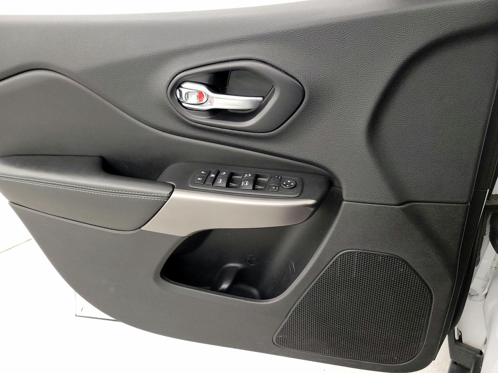 Thumbnail: 2020 Jeep Cherokee - 12