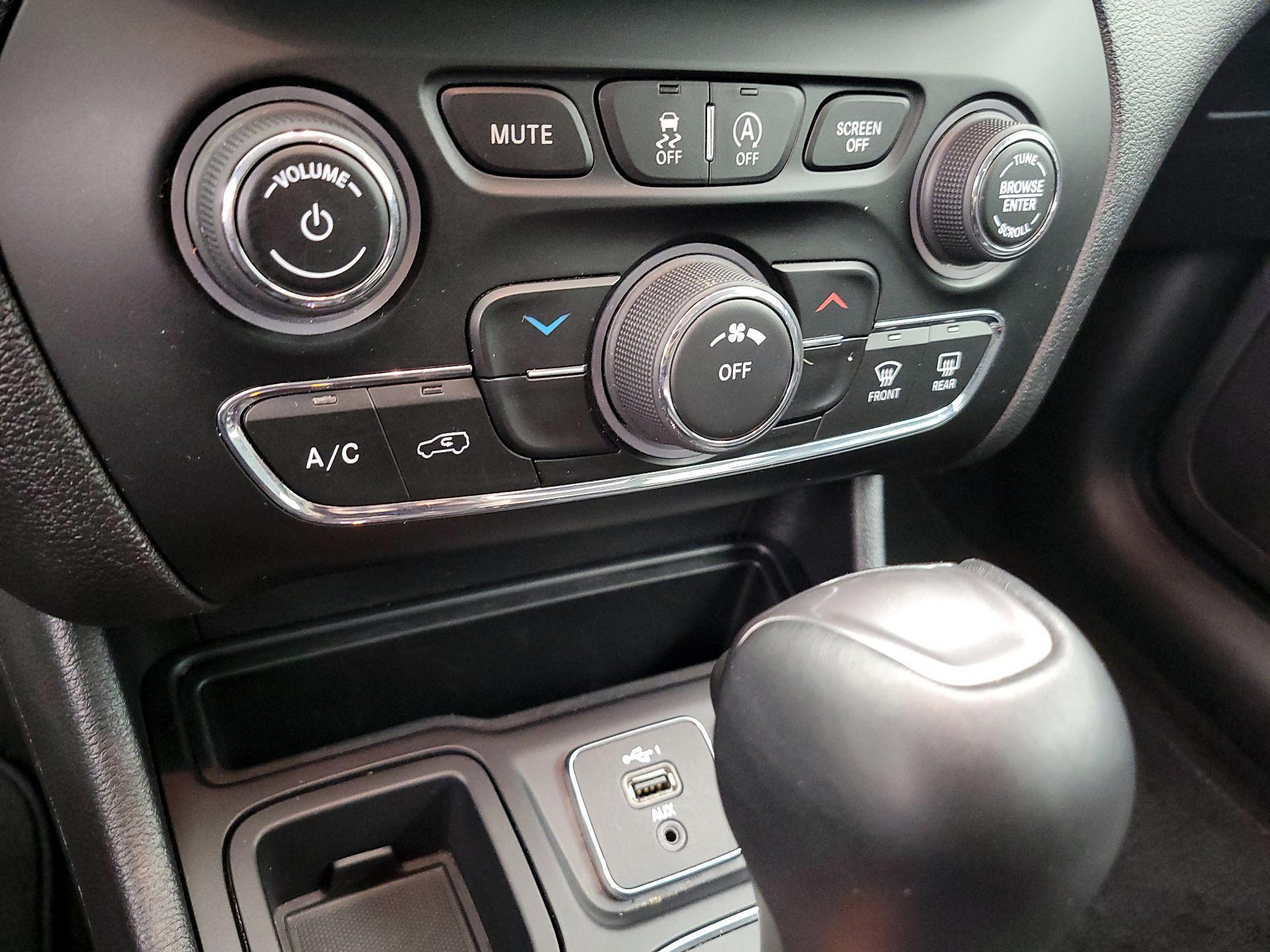 Thumbnail: 2020 Jeep Cherokee - 16