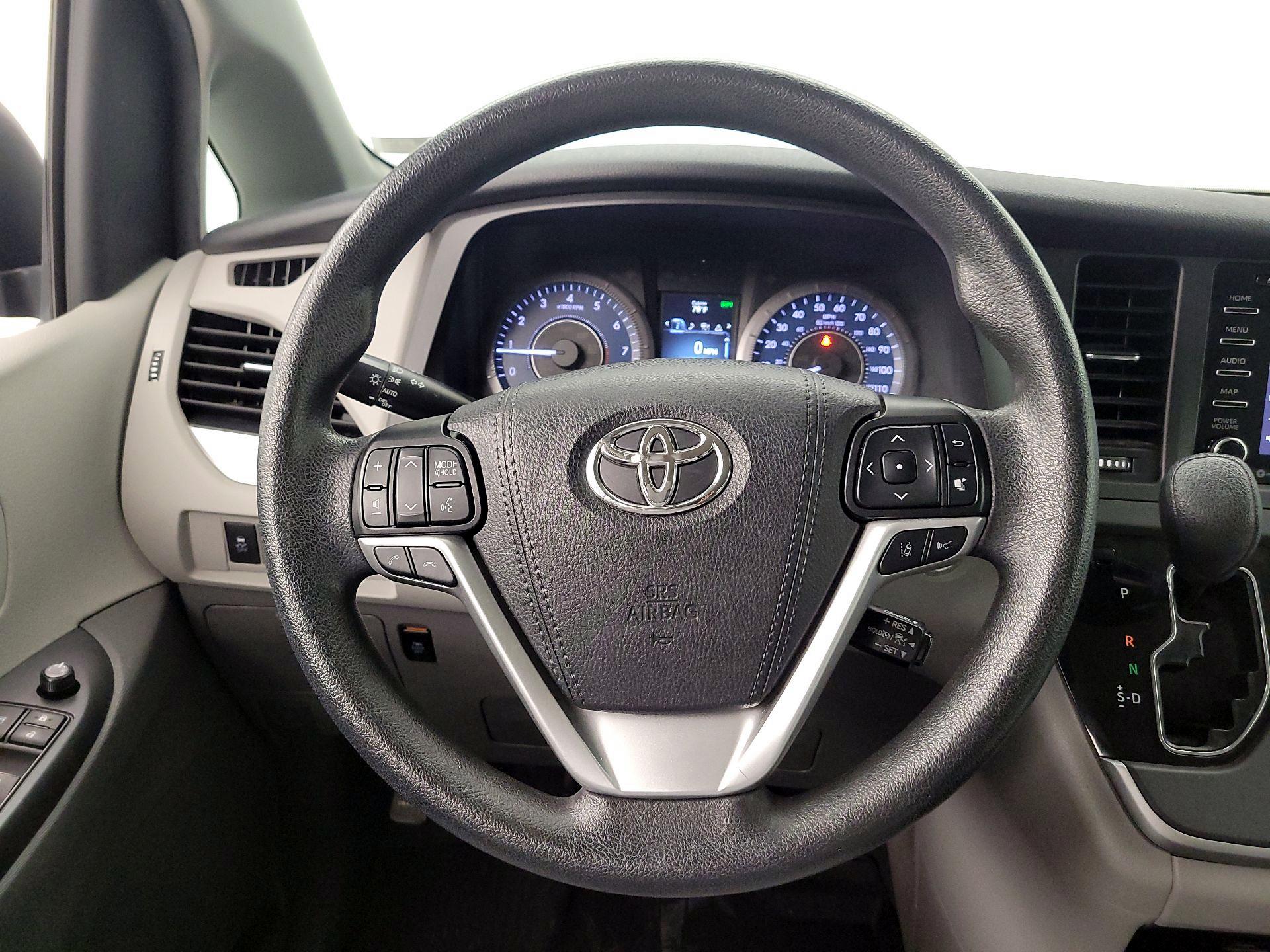 Thumbnail: 2020 Toyota Sienna - 10