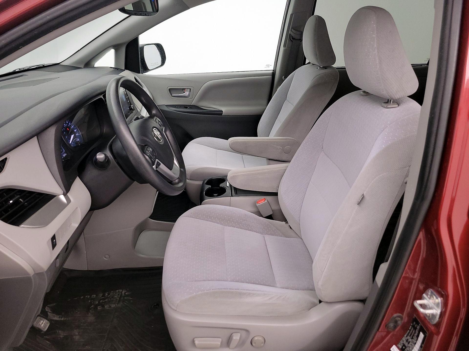 Thumbnail: 2020 Toyota Sienna - 11