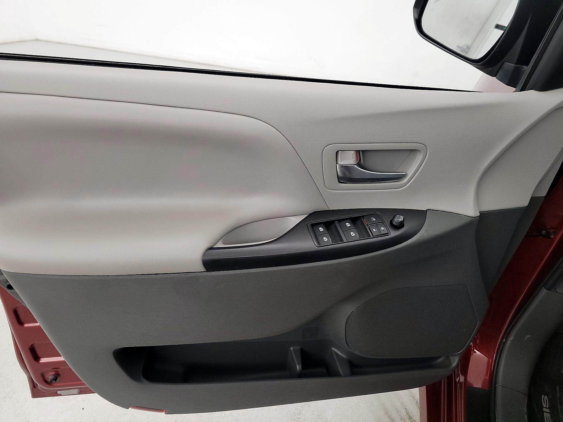 Thumbnail: 2020 Toyota Sienna - 12