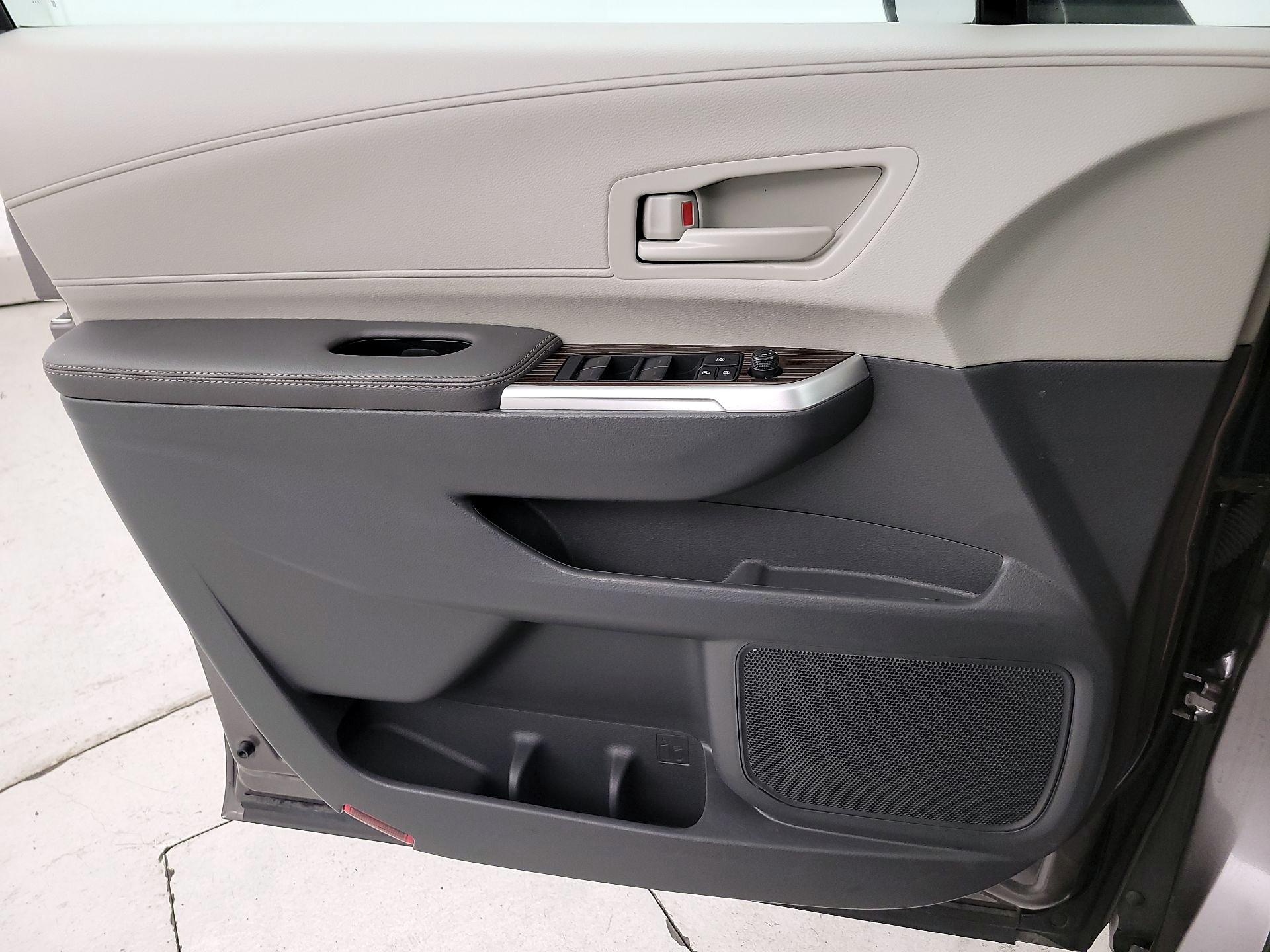 Thumbnail: 2023 Toyota Sienna - 12
