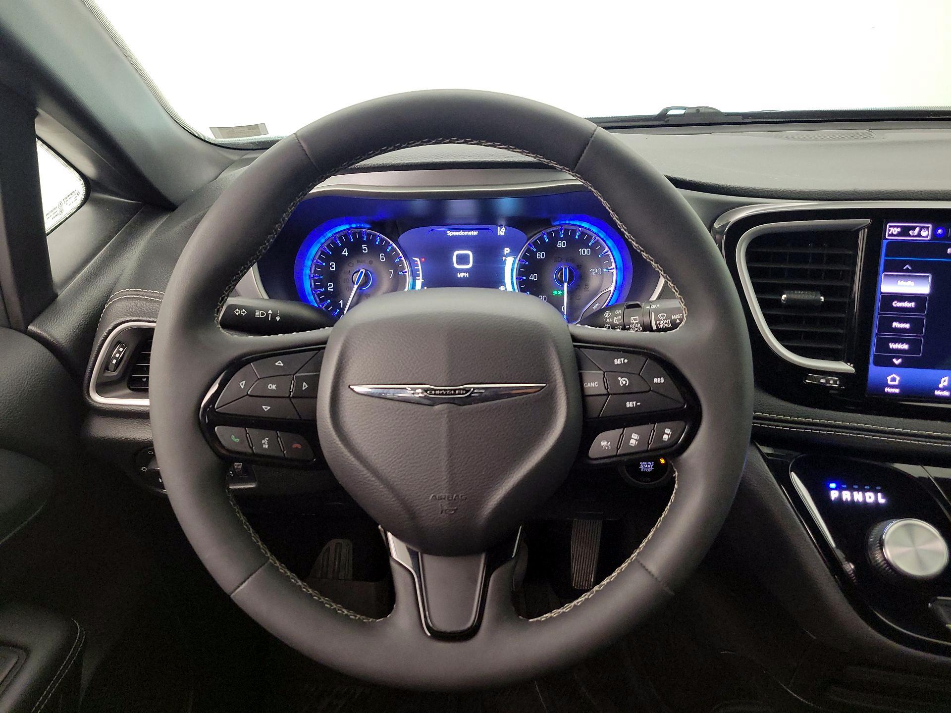 Thumbnail: 2023 Chrysler Pacifica - 10