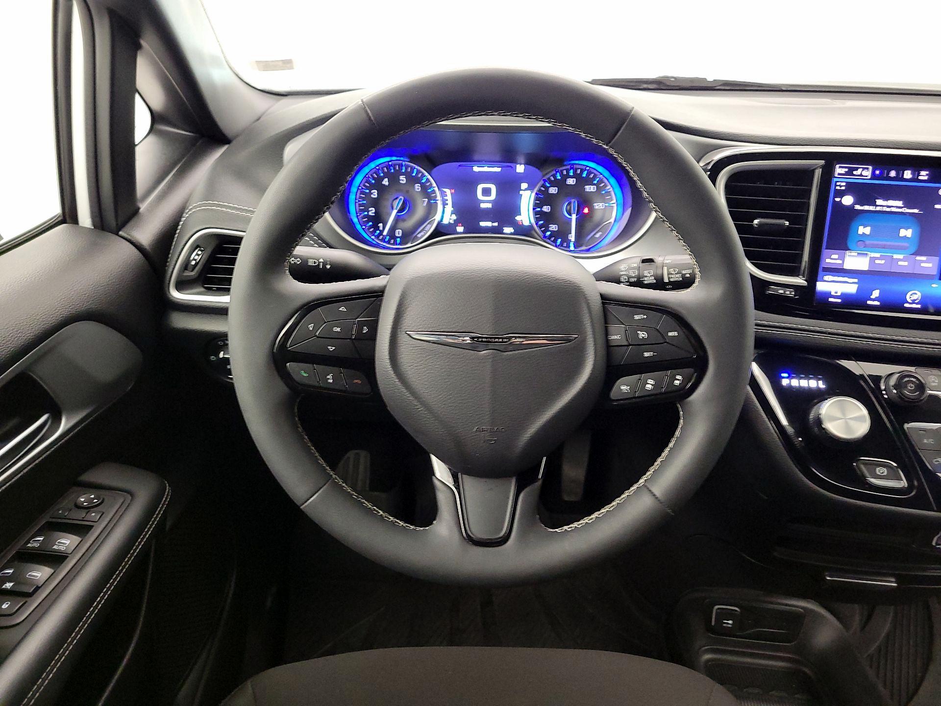Thumbnail: 2023 Chrysler Pacifica - 10