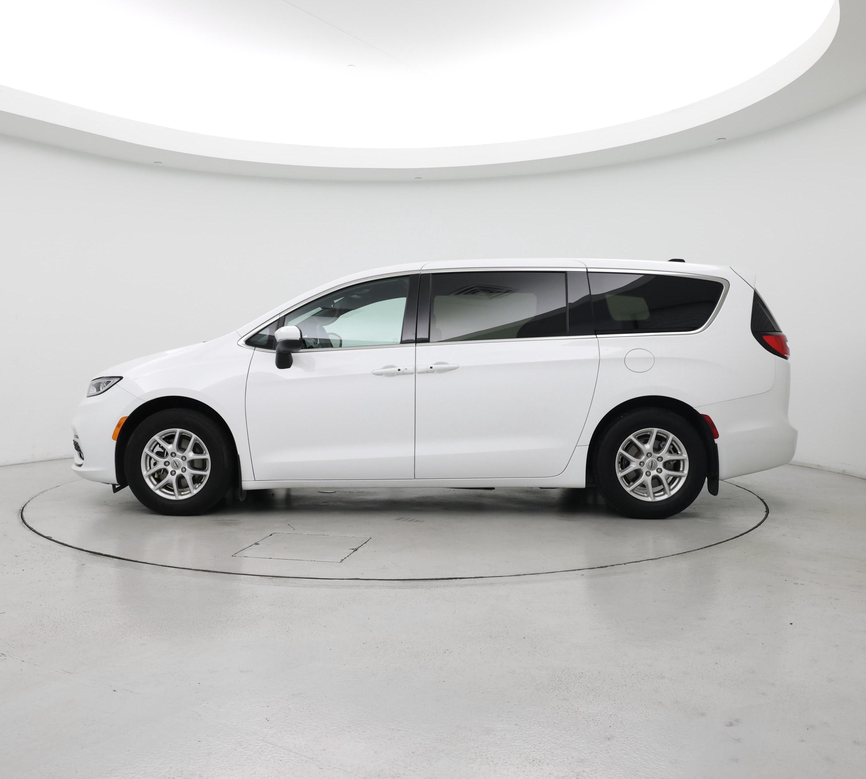 Thumbnail: 2023 Chrysler Pacifica - 3