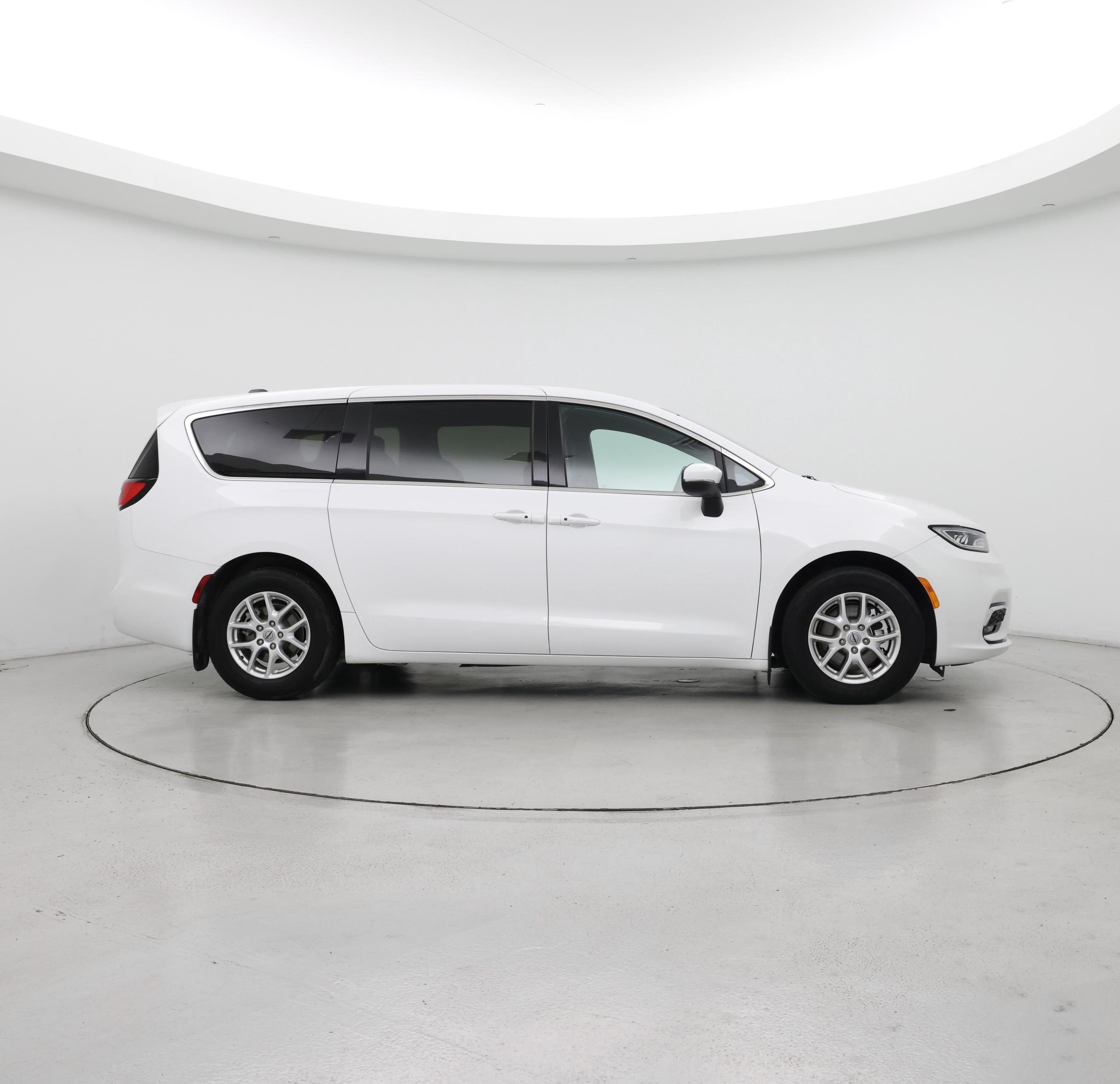 Thumbnail: 2023 Chrysler Pacifica - 7