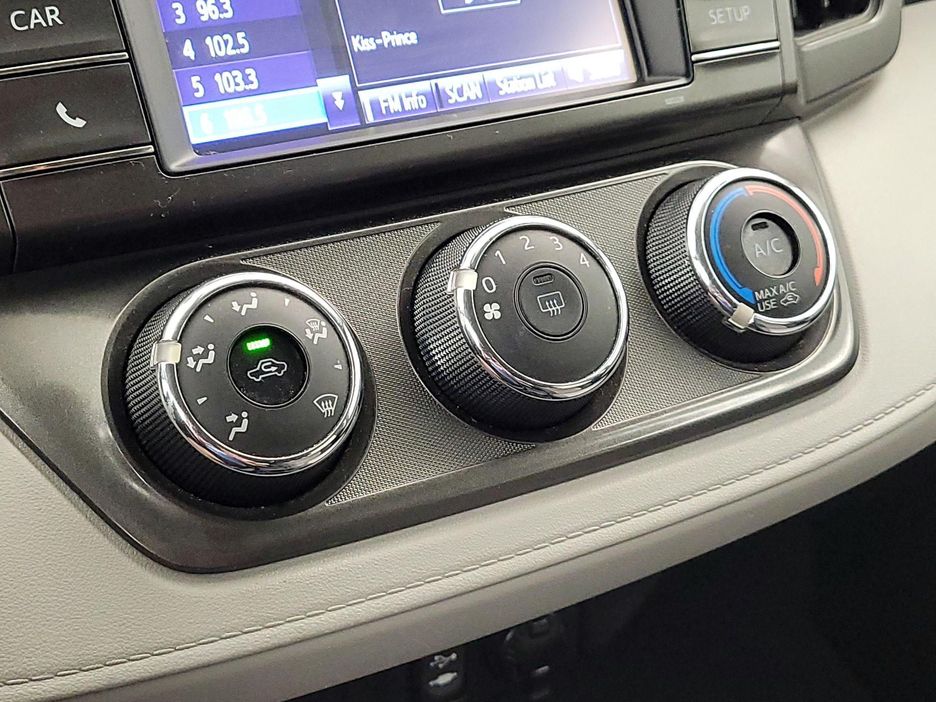 Thumbnail: 2015 Toyota RAV4 - 16