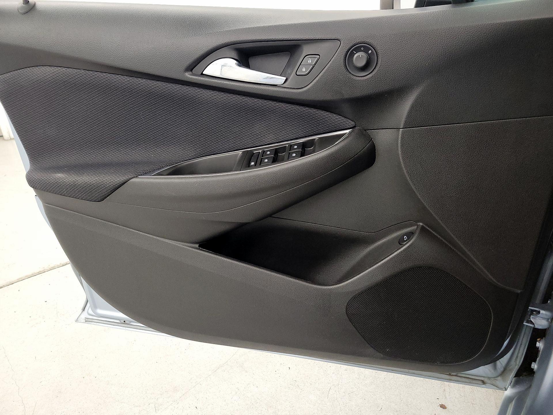 Thumbnail: 2018 Chevrolet Cruze - 12