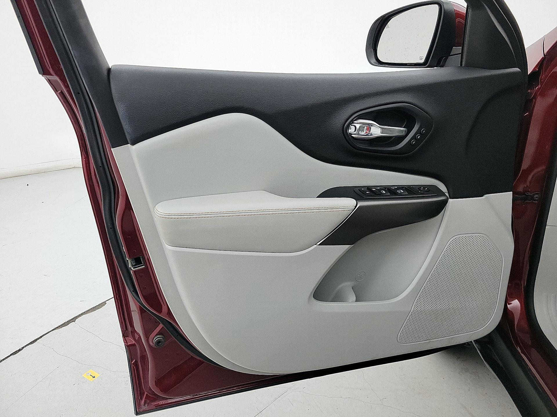 Thumbnail: 2021 Jeep Cherokee - 12