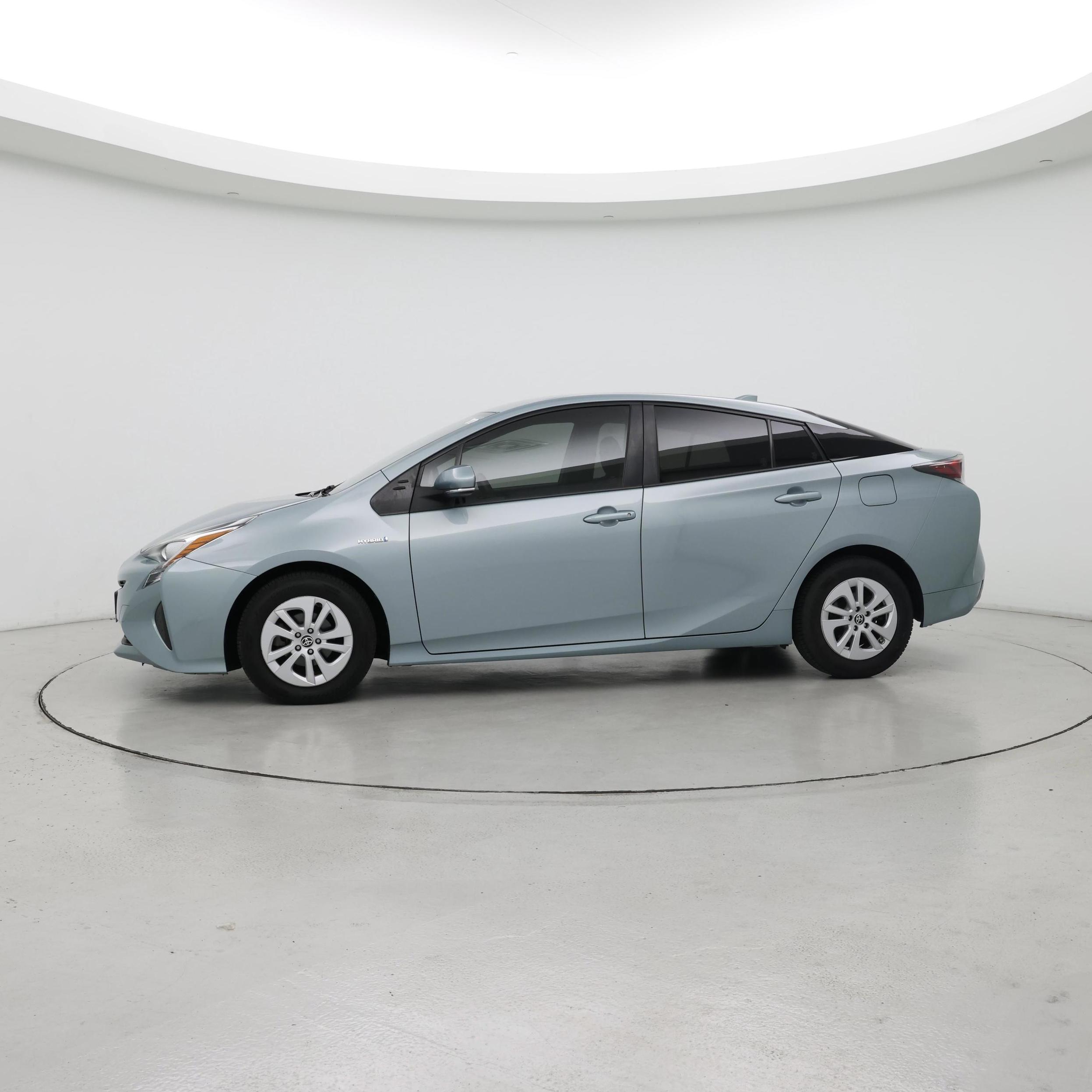 Thumbnail: 2018 Toyota Prius - 3
