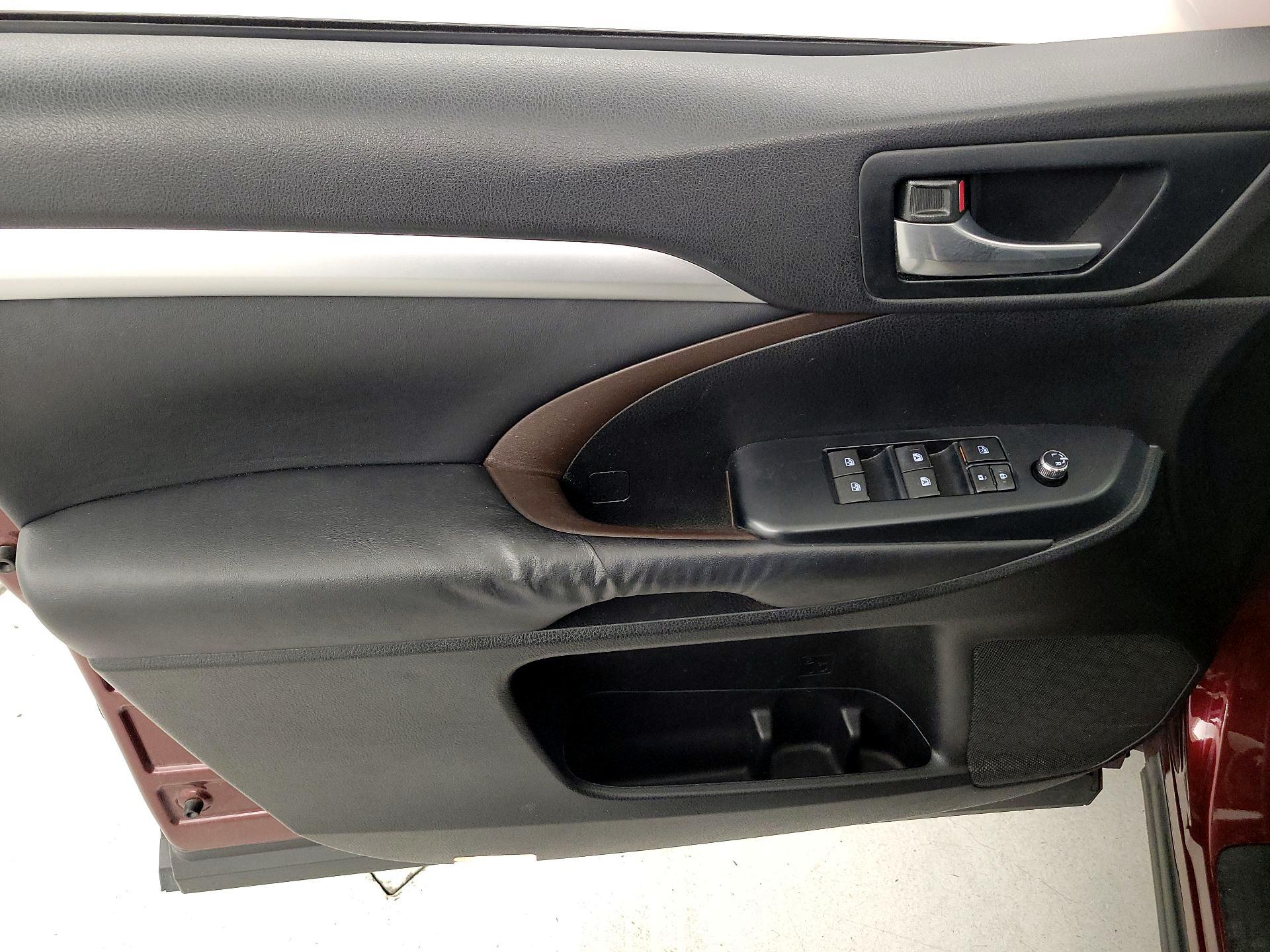 Thumbnail: 2015 Toyota Highlander - 12