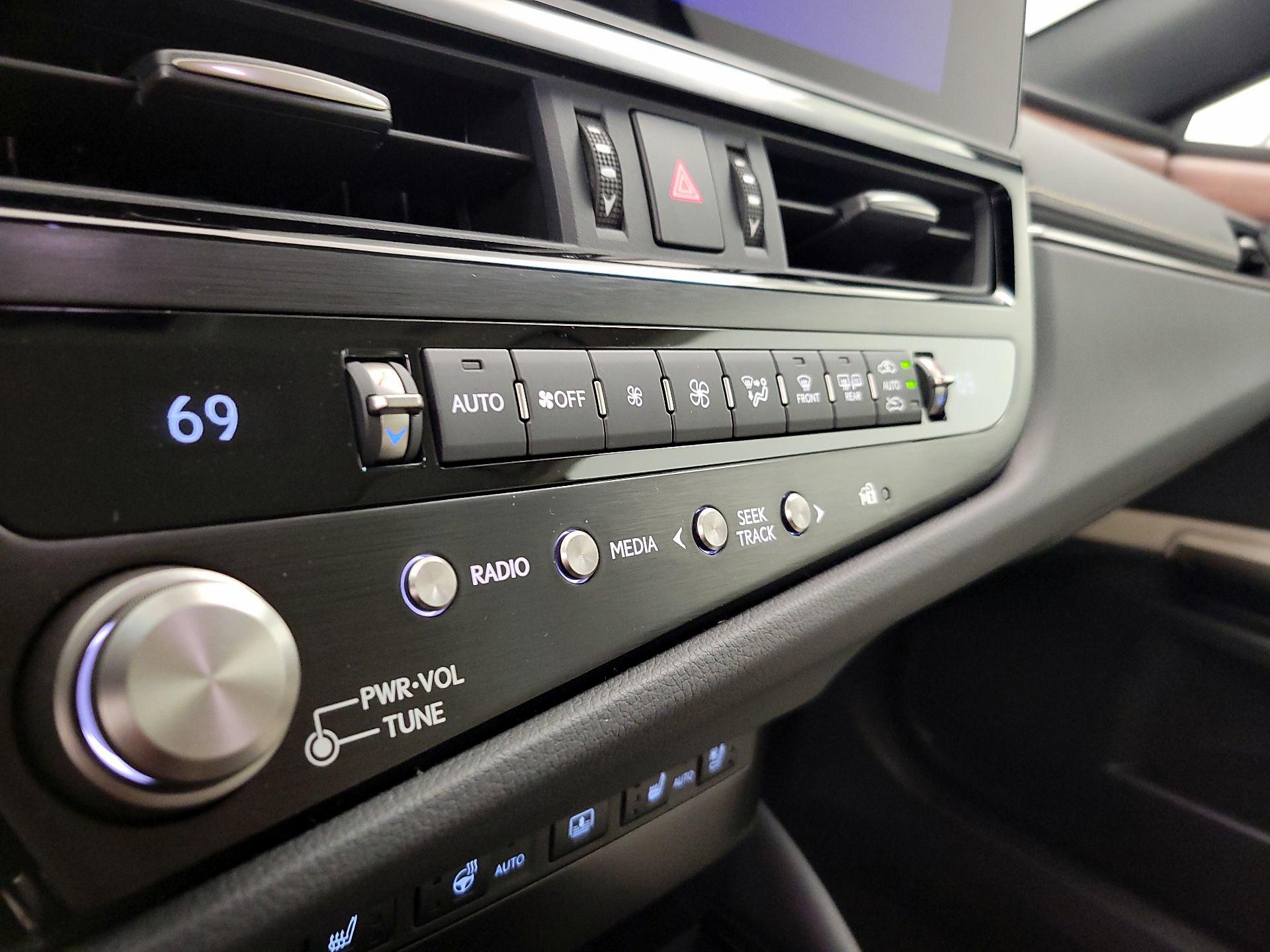 Thumbnail: 2025 Lexus ES - 16