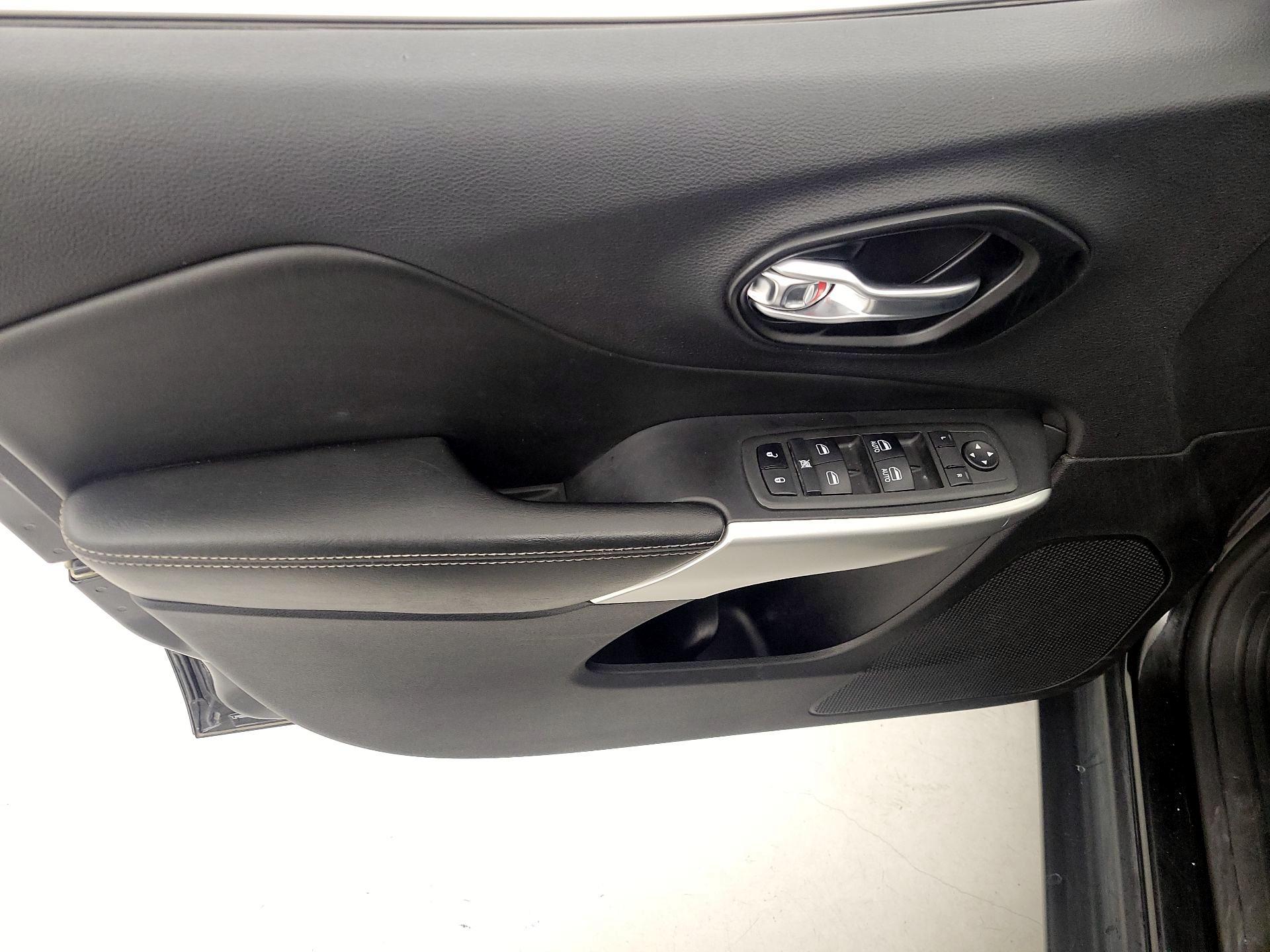 Thumbnail: 2022 Jeep Cherokee - 12