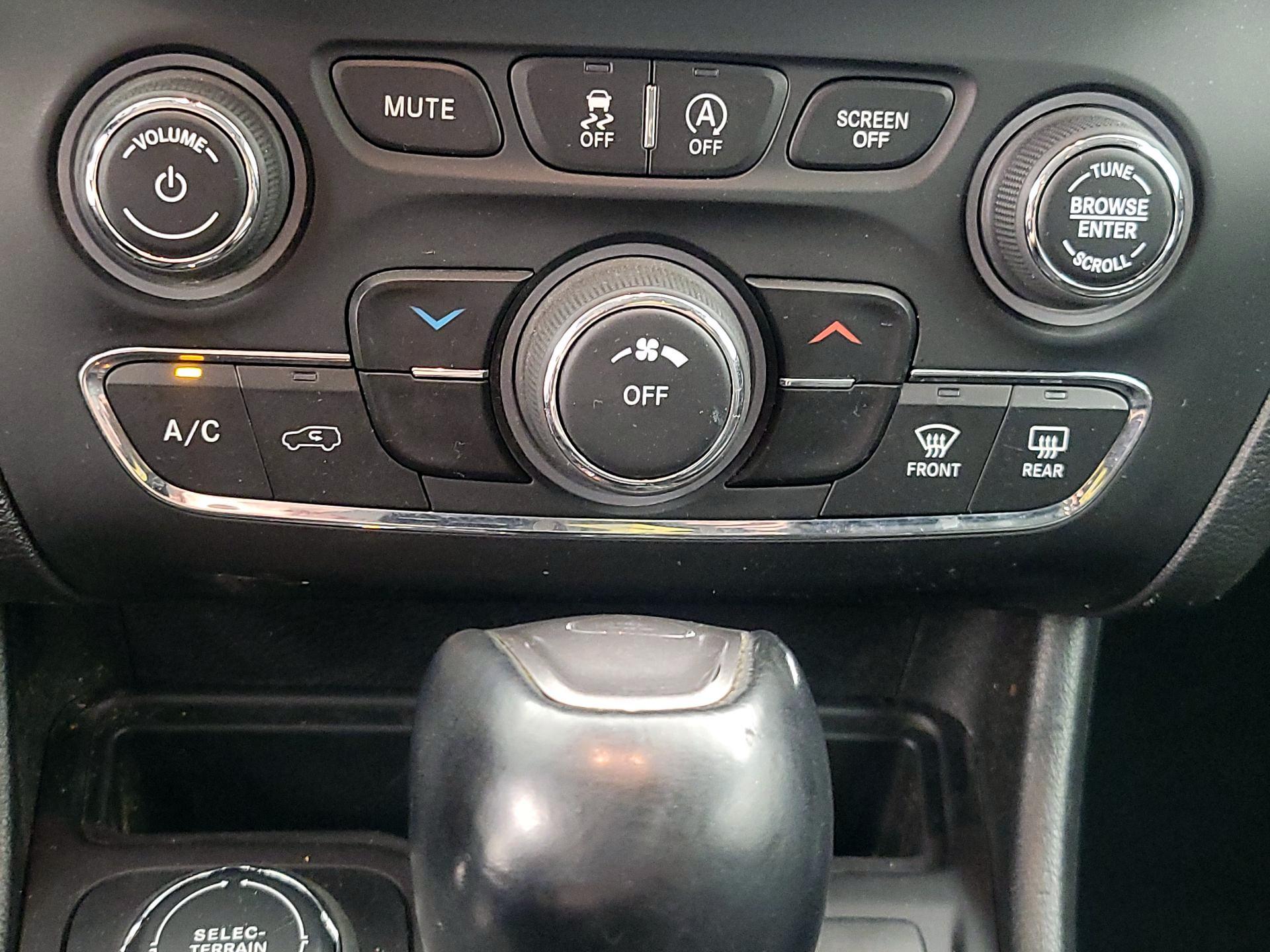 Thumbnail: 2022 Jeep Cherokee - 16