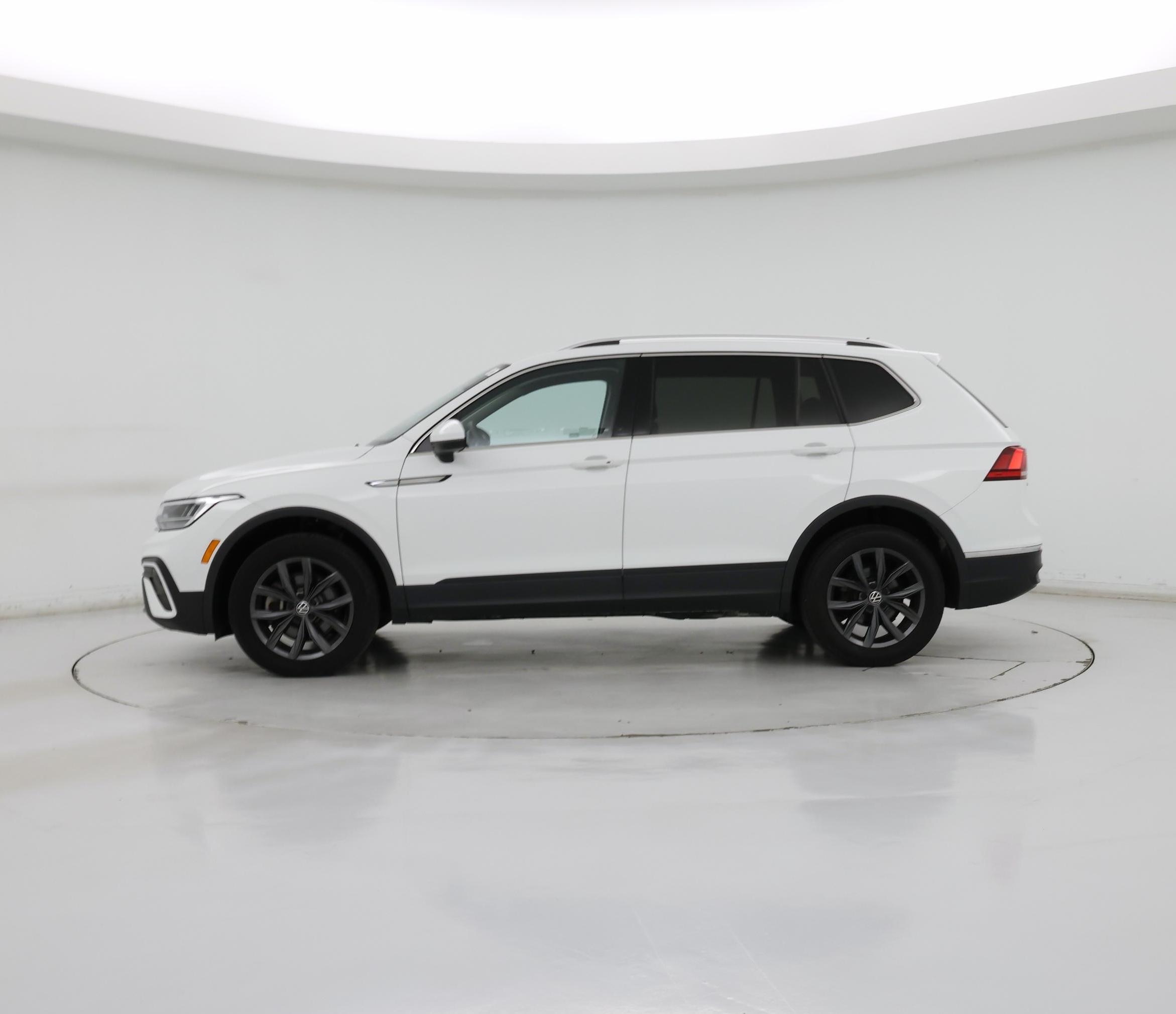 Thumbnail: 2022 Volkswagen Tiguan - 3