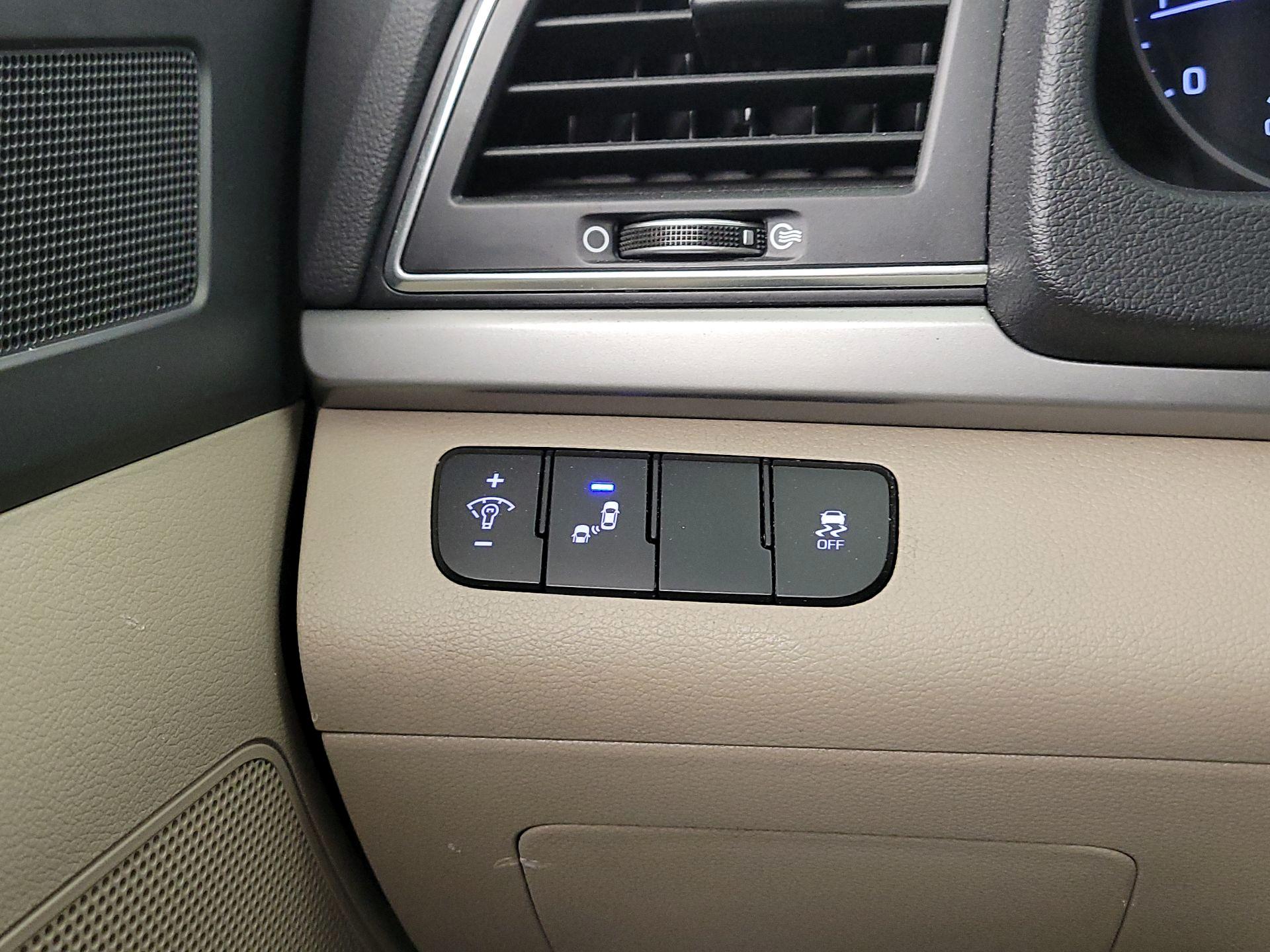 Thumbnail: 2017 Hyundai Elantra - 13