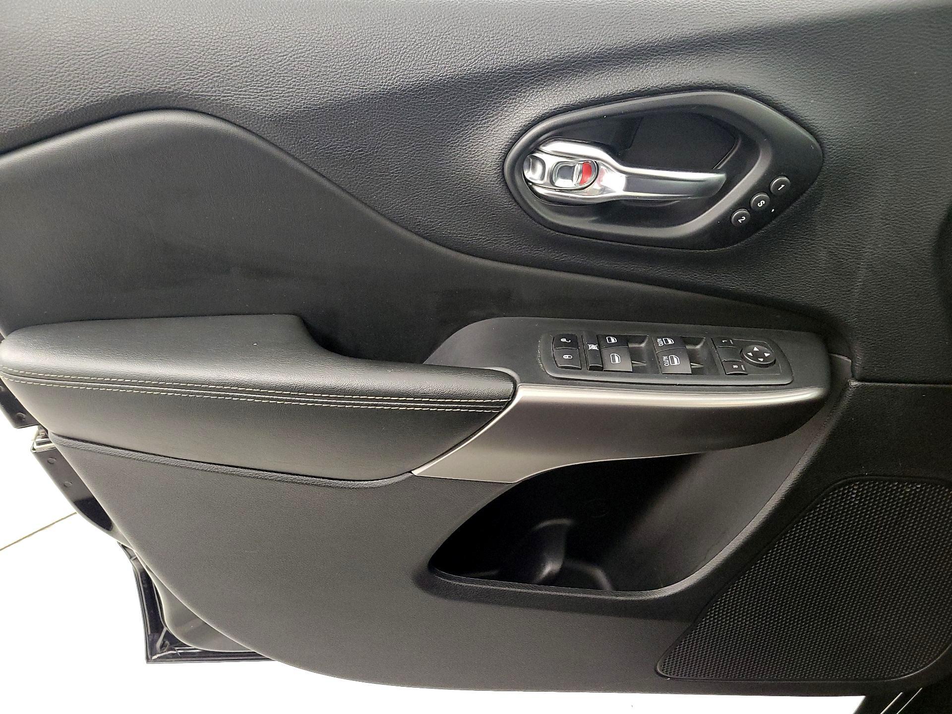 Thumbnail: 2021 Jeep Cherokee - 12