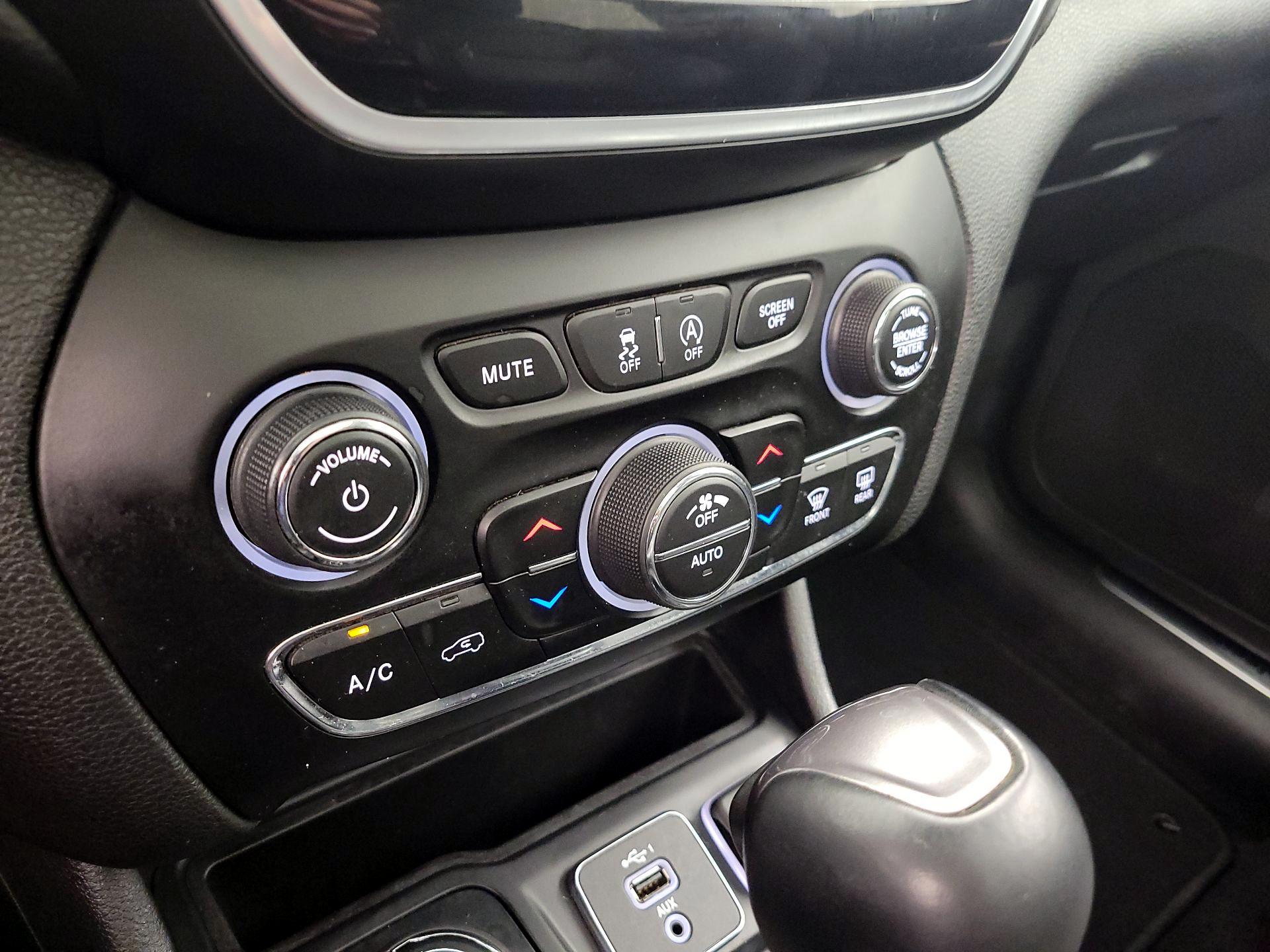 Thumbnail: 2021 Jeep Cherokee - 17