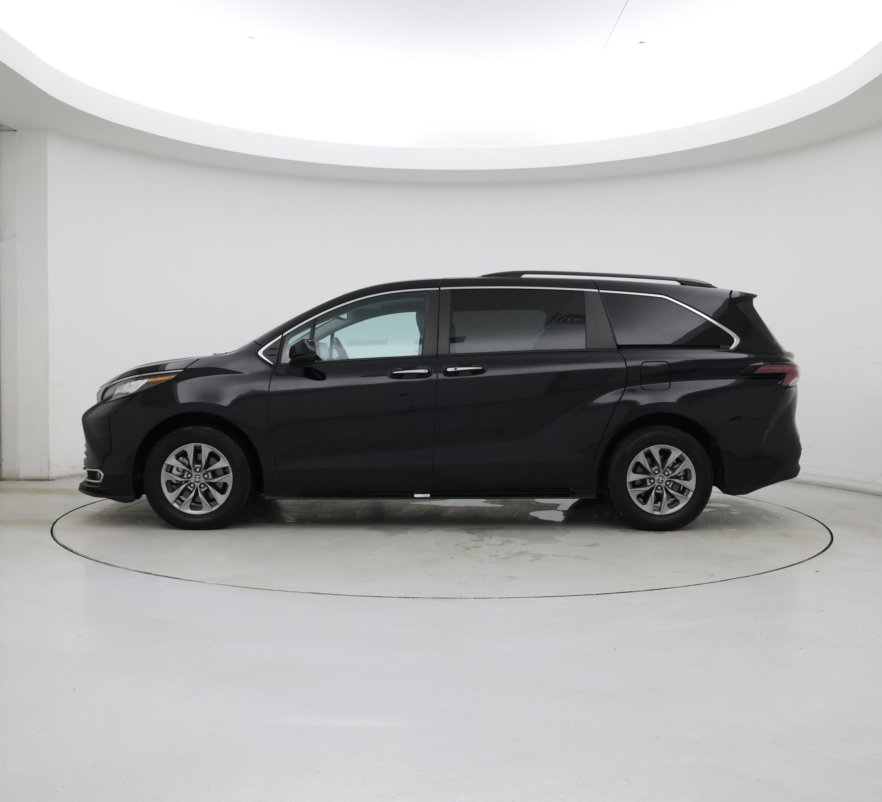 Thumbnail: 2023 Toyota Sienna - 3