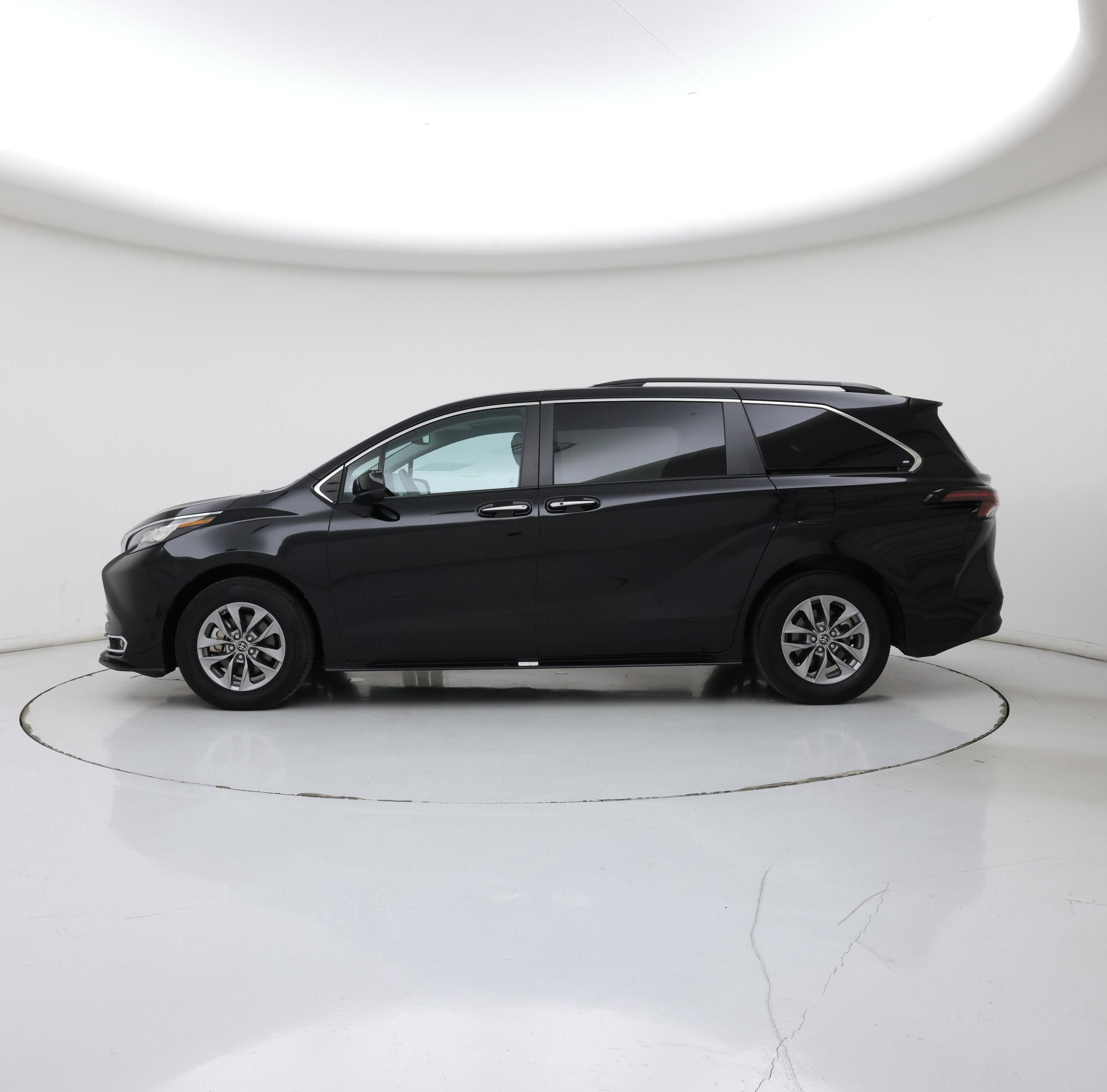 Thumbnail: 2023 Toyota Sienna - 3