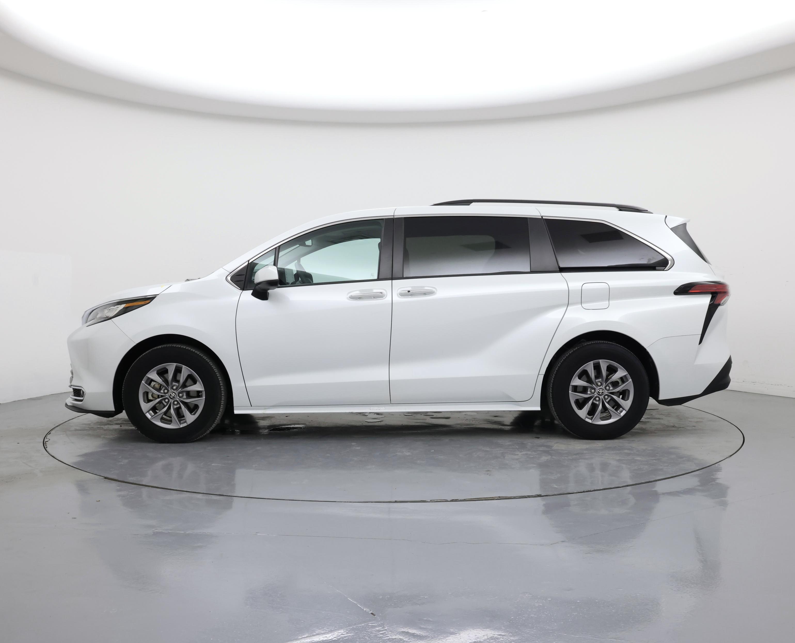 Thumbnail: 2022 Toyota Sienna - 3