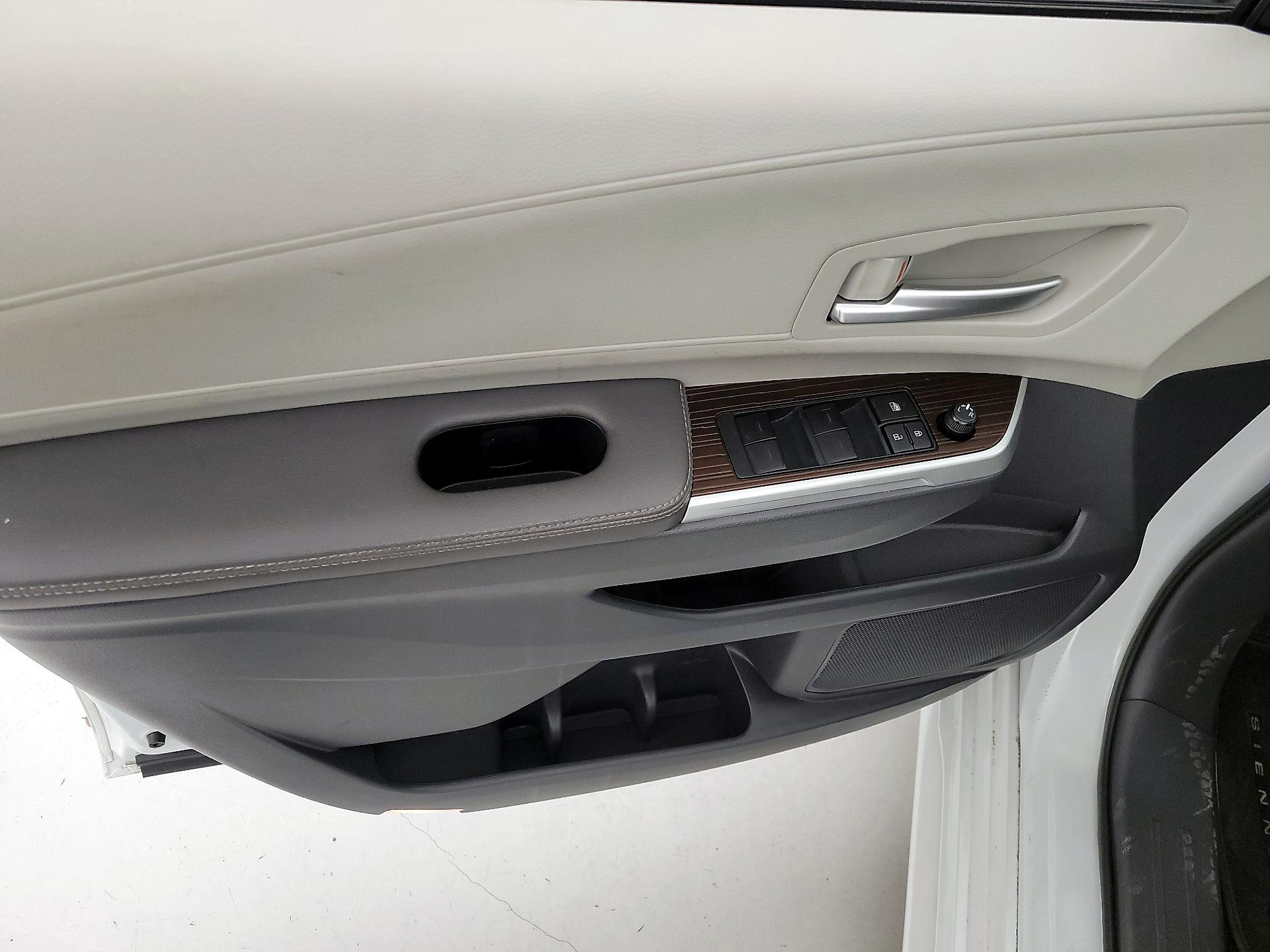 Thumbnail: 2023 Toyota Sienna - 12