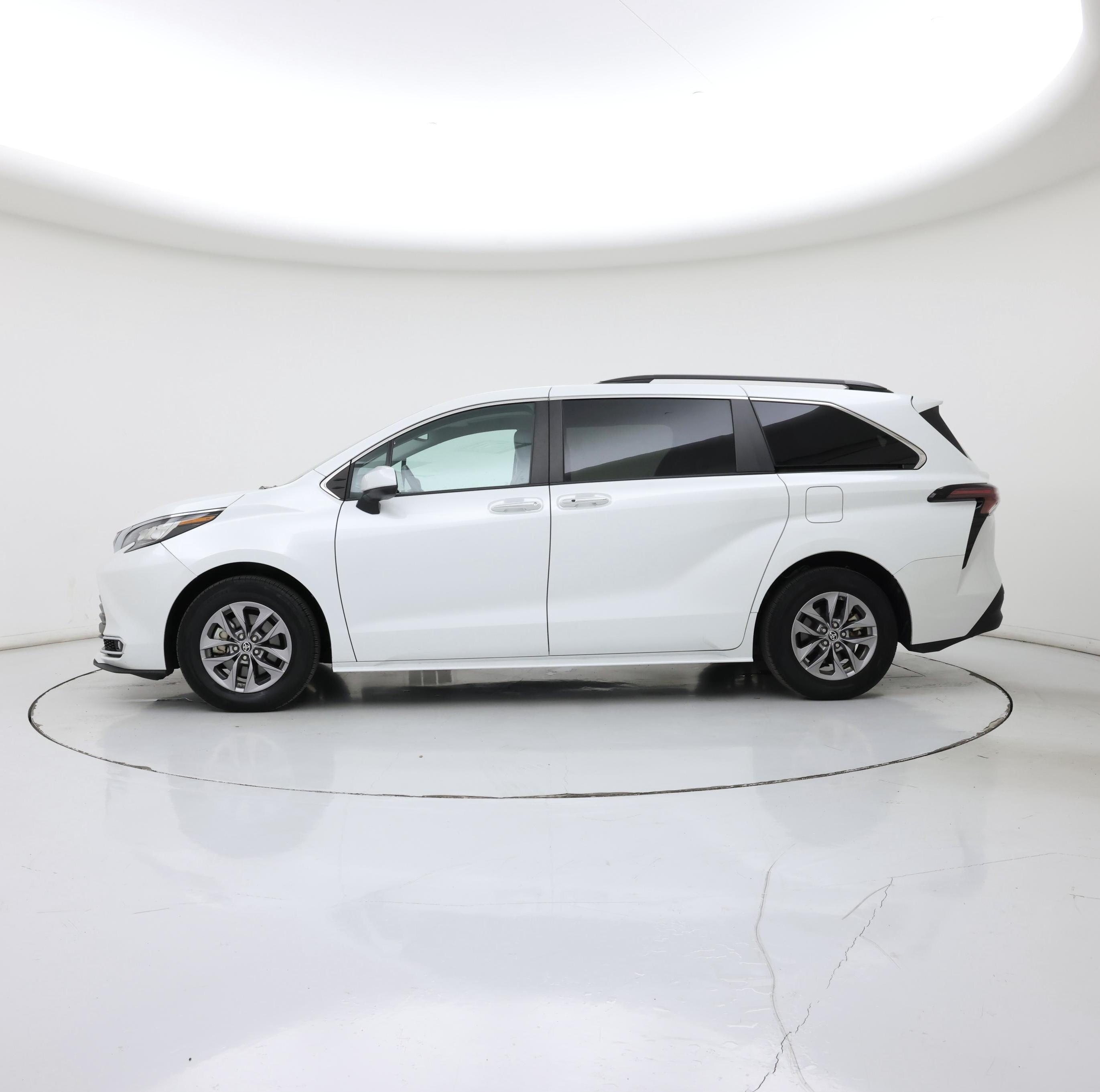 Thumbnail: 2023 Toyota Sienna - 3