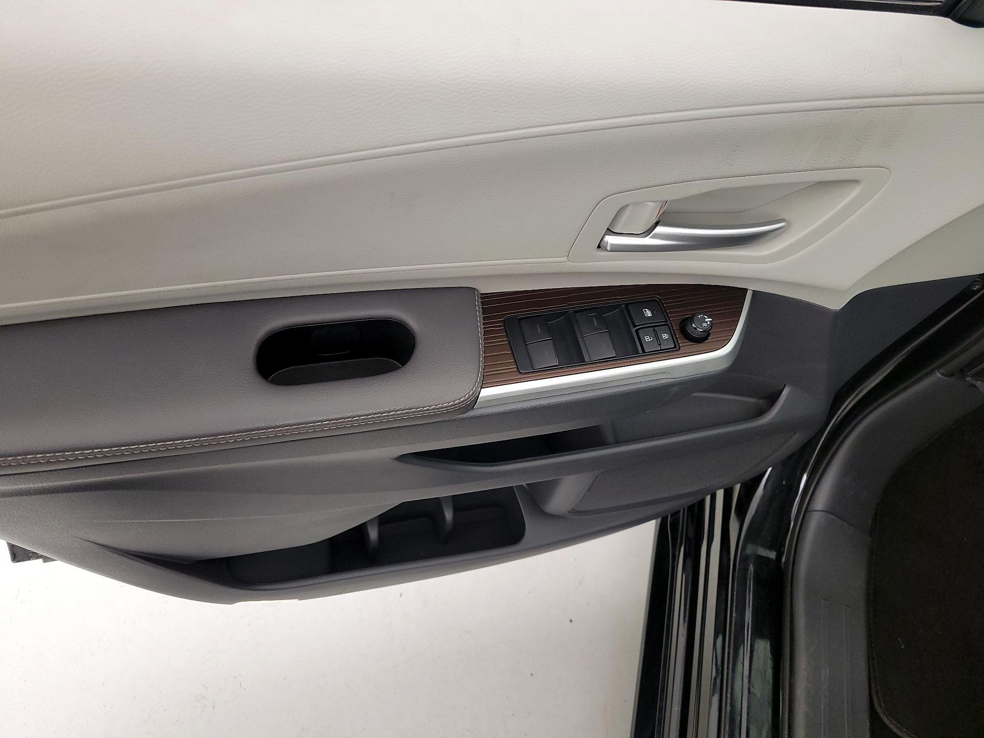 Thumbnail: 2023 Toyota Sienna - 12