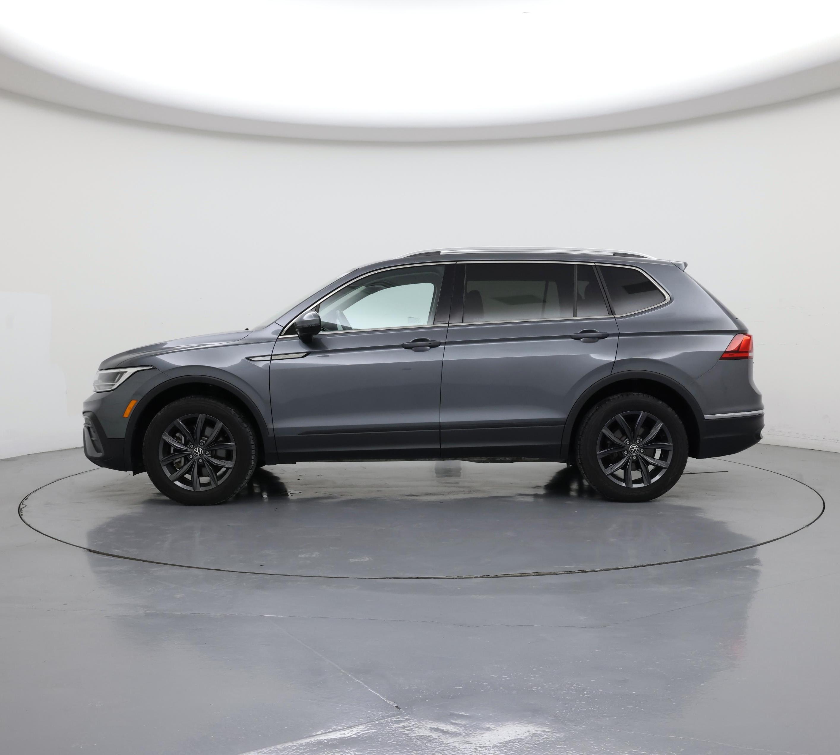 Thumbnail: 2022 Volkswagen Tiguan - 3