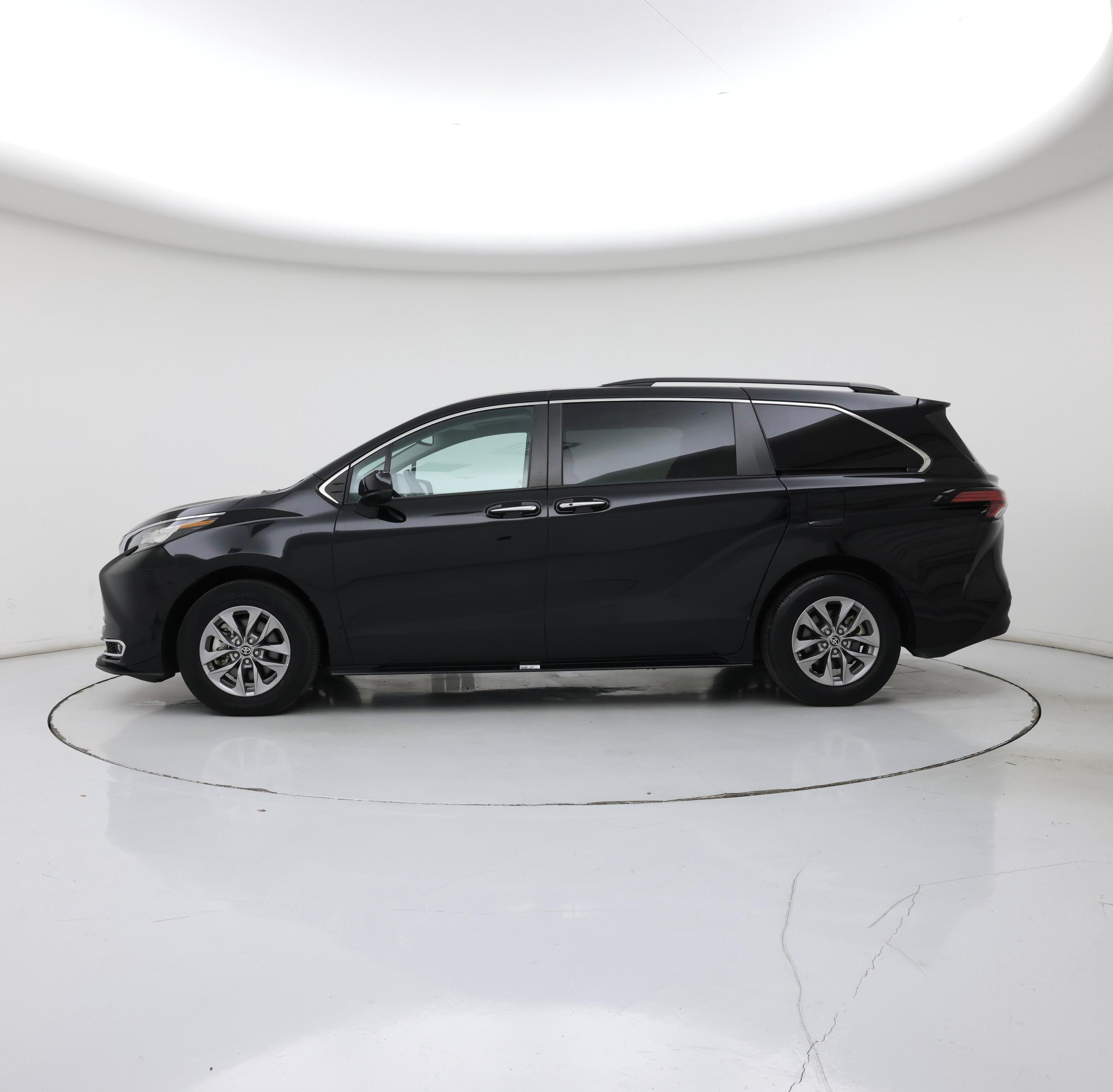 Thumbnail: 2022 Toyota Sienna - 3