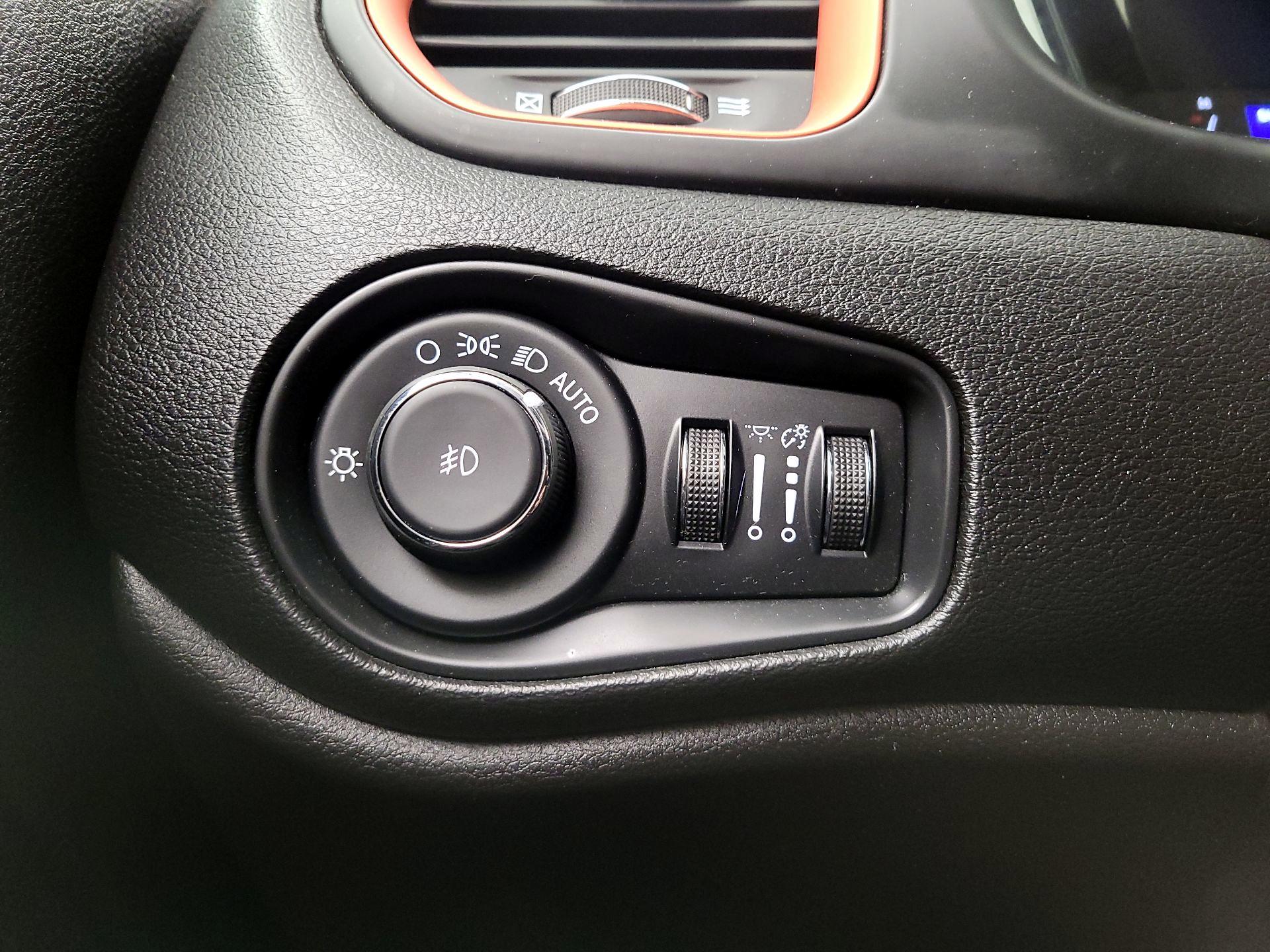 Thumbnail: 2020 Jeep Renegade - 13