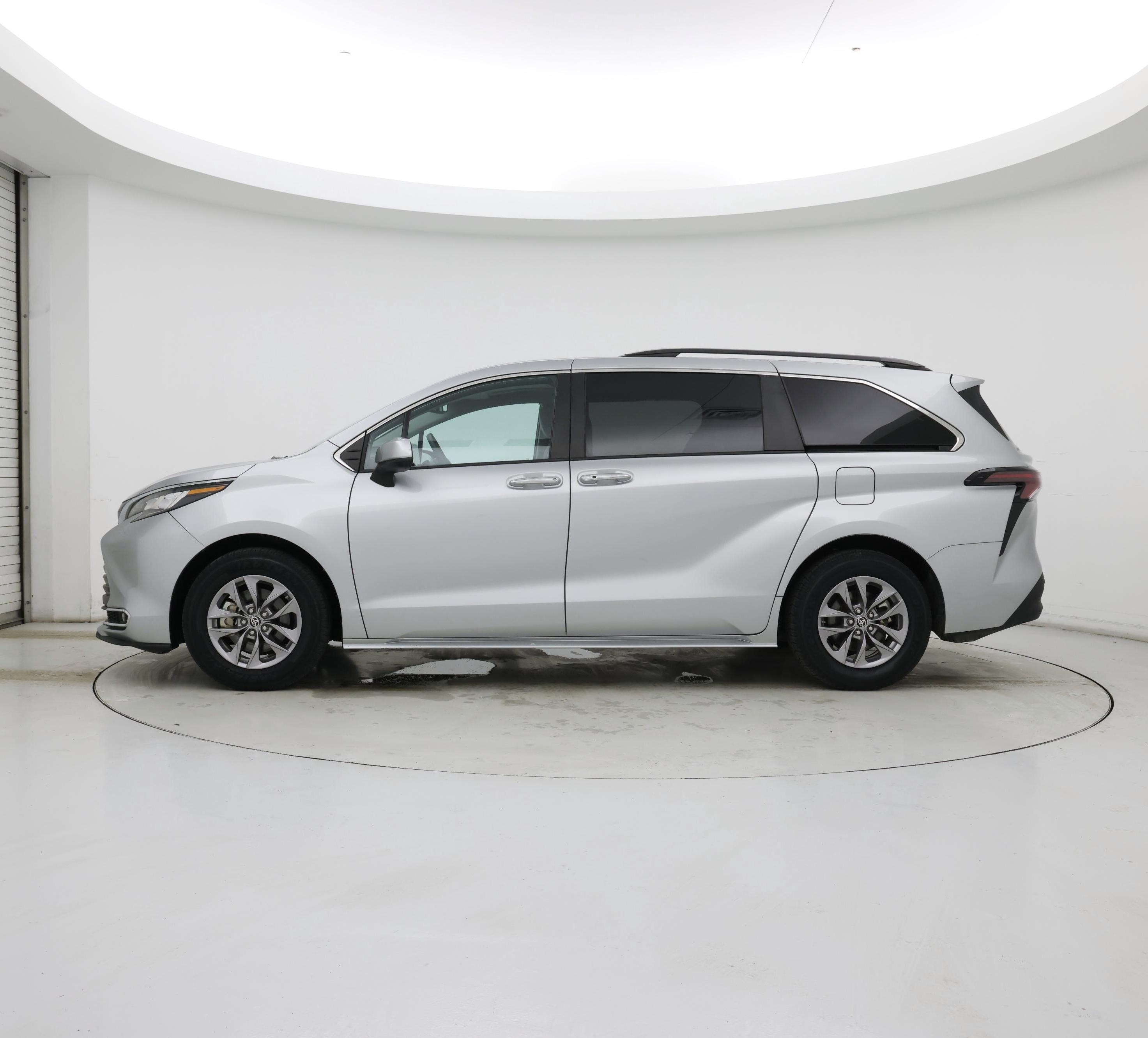Thumbnail: 2023 Toyota Sienna - 3