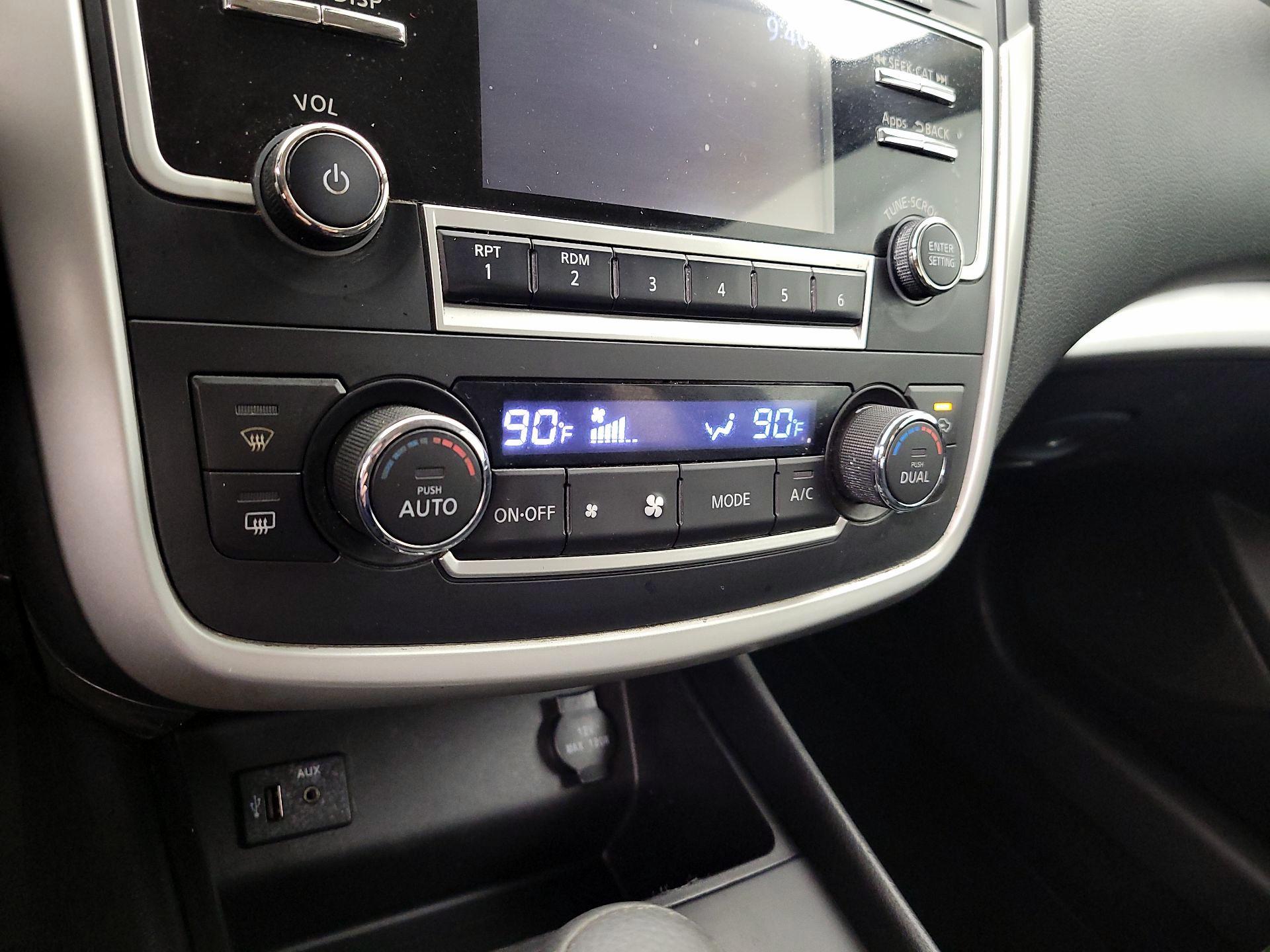 Thumbnail: 2016 Nissan Altima - 16