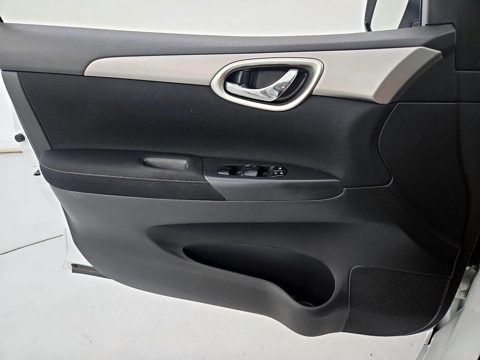 Thumbnail: 2015 Nissan Sentra - 12