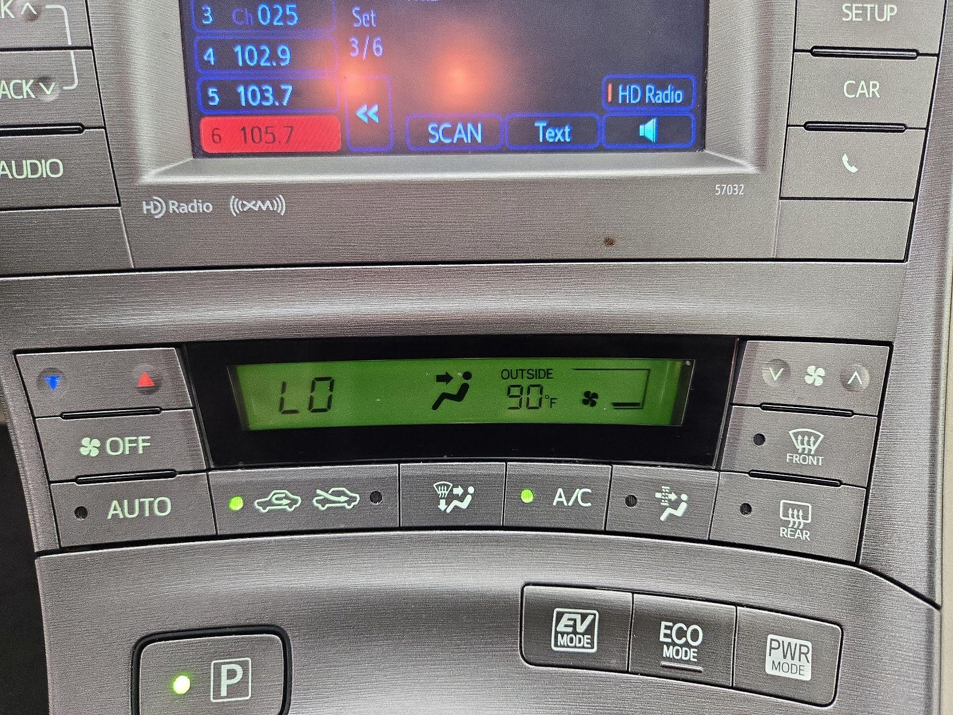 Thumbnail: 2014 Toyota Prius - 16