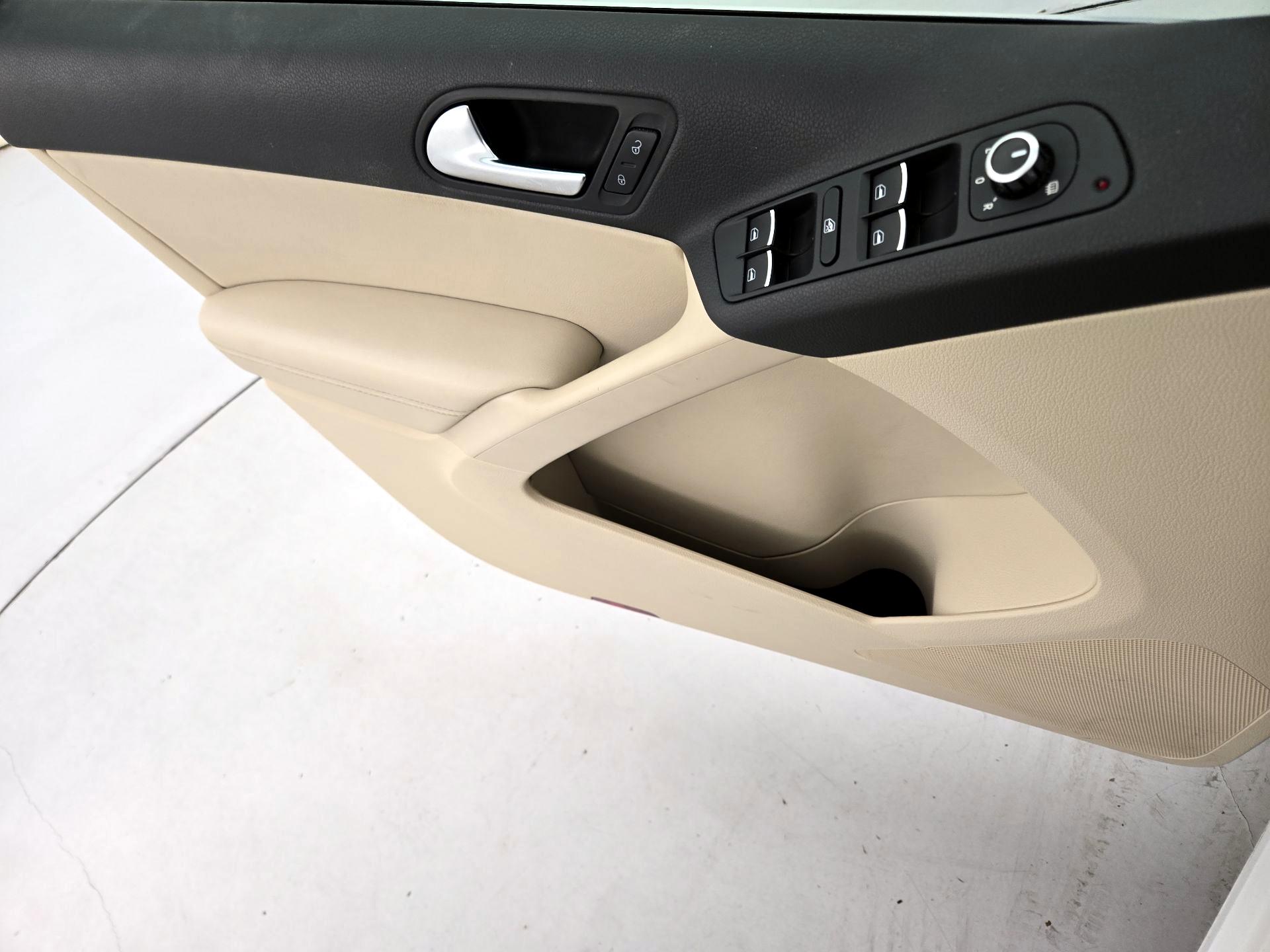 Thumbnail: 2015 Volkswagen Tiguan - 12