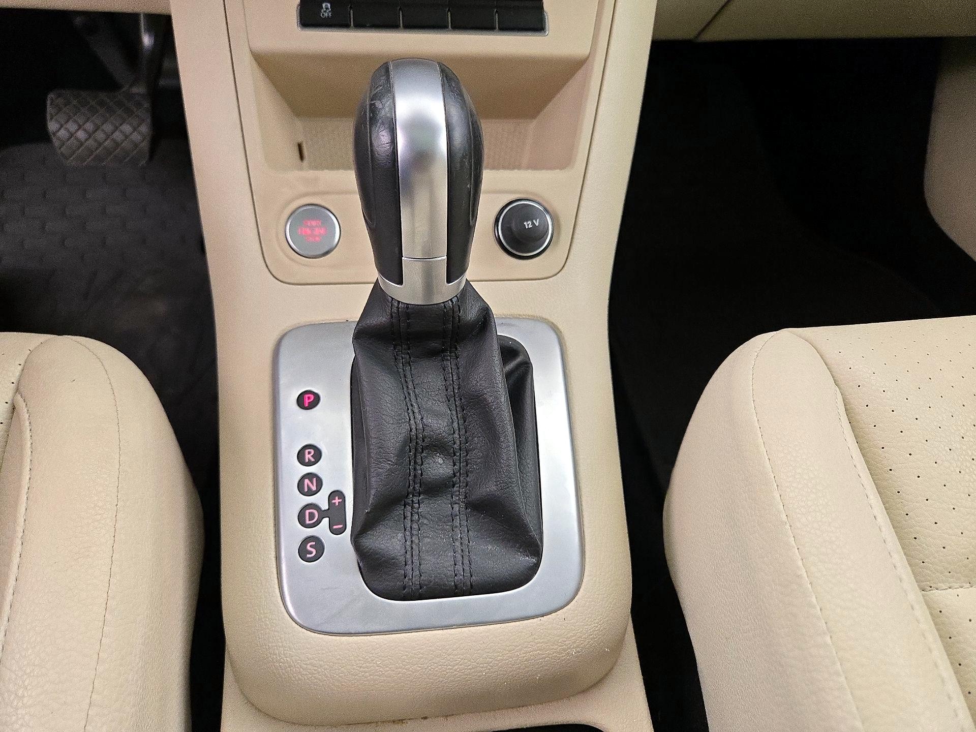 Thumbnail: 2015 Volkswagen Tiguan - 17