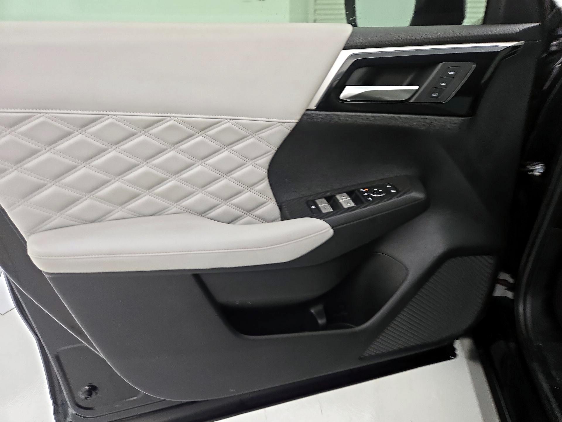 Thumbnail: 2022 Mitsubishi Outlander - 10