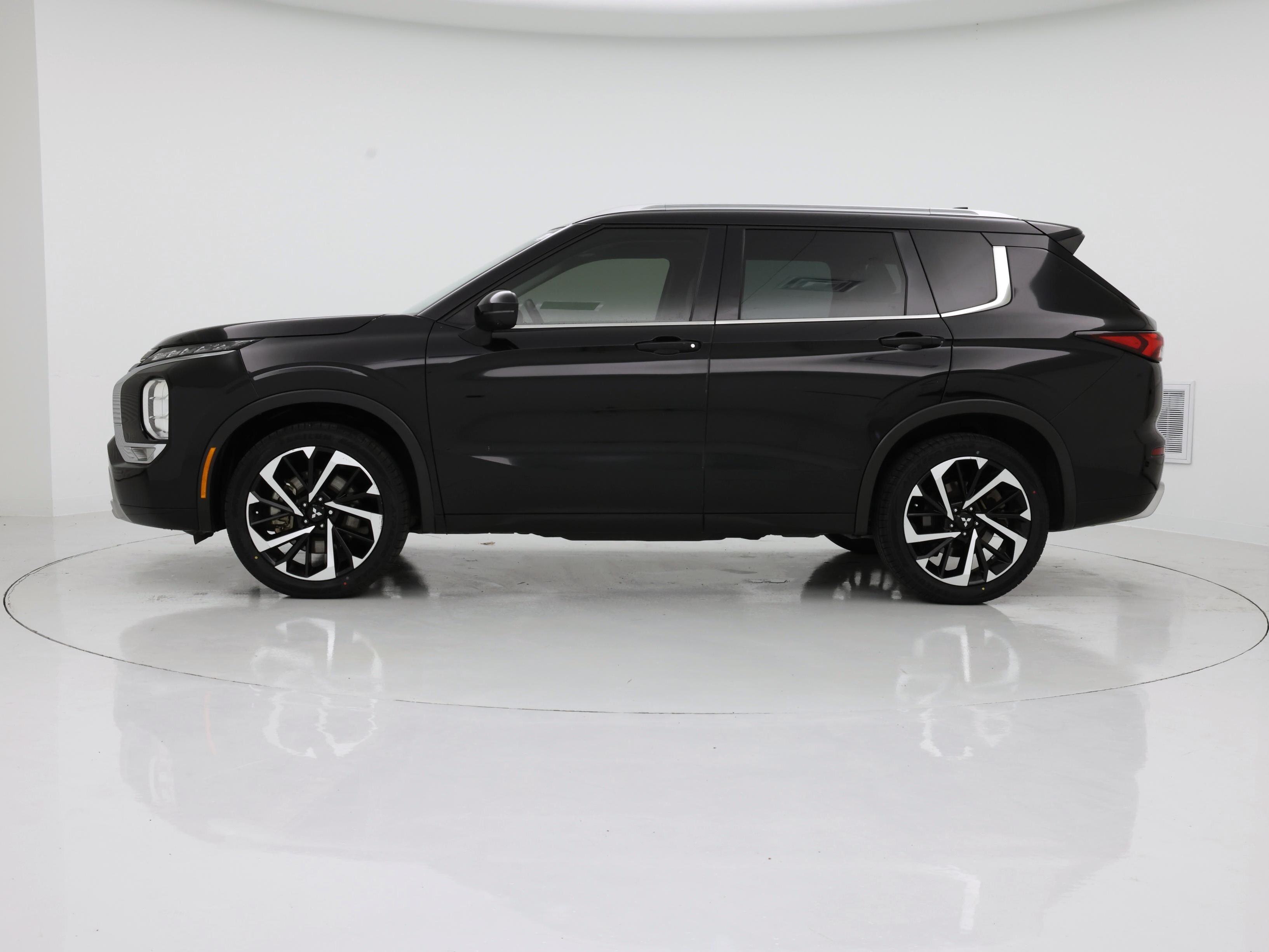 Thumbnail: 2022 Mitsubishi Outlander - 3