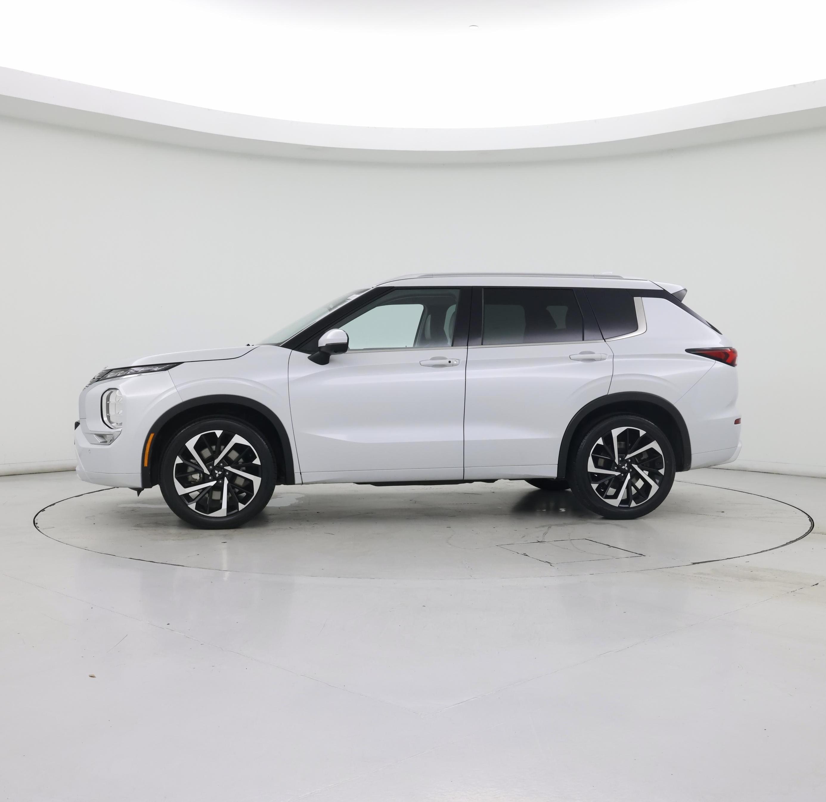 Thumbnail: 2022 Mitsubishi Outlander - 3