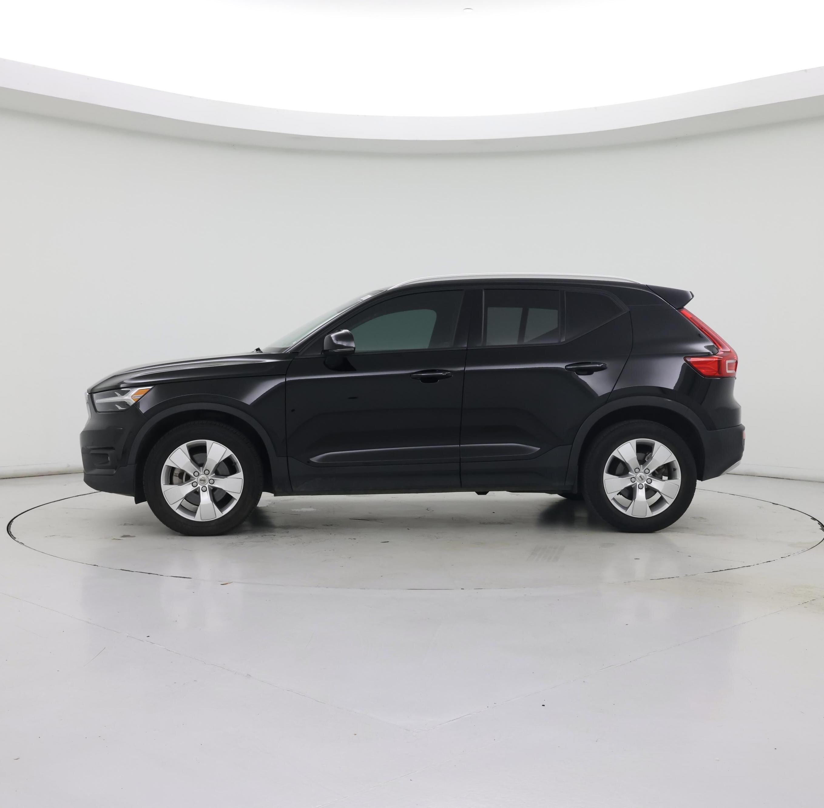 Thumbnail: 2022 Volvo XC40 - 3