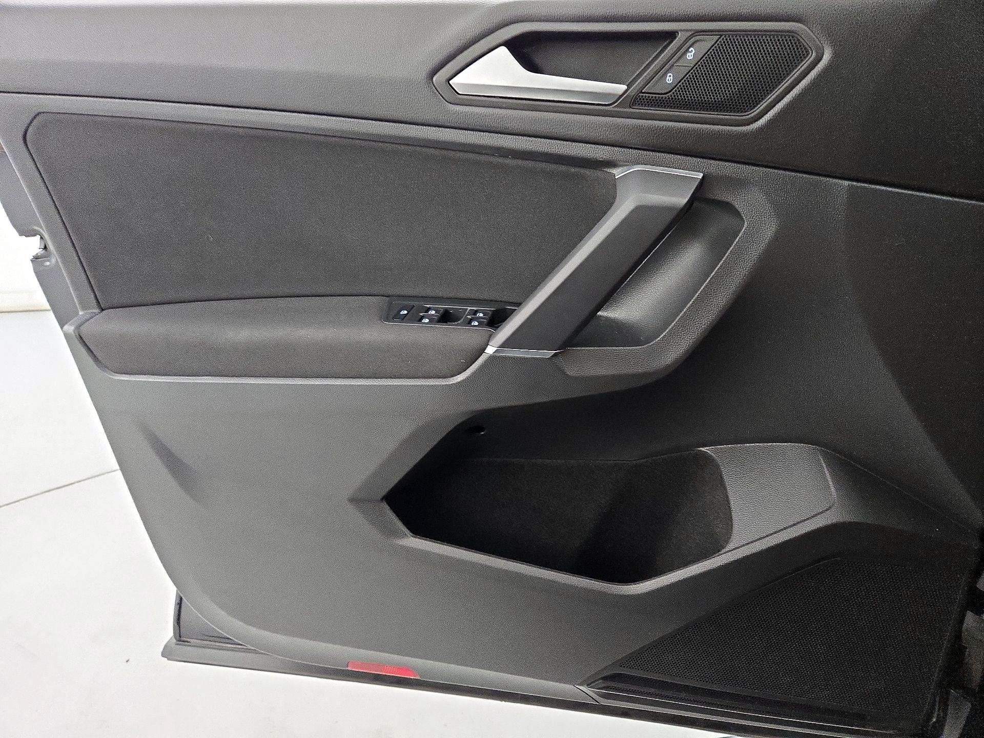 Thumbnail: 2020 Volkswagen Tiguan - 12