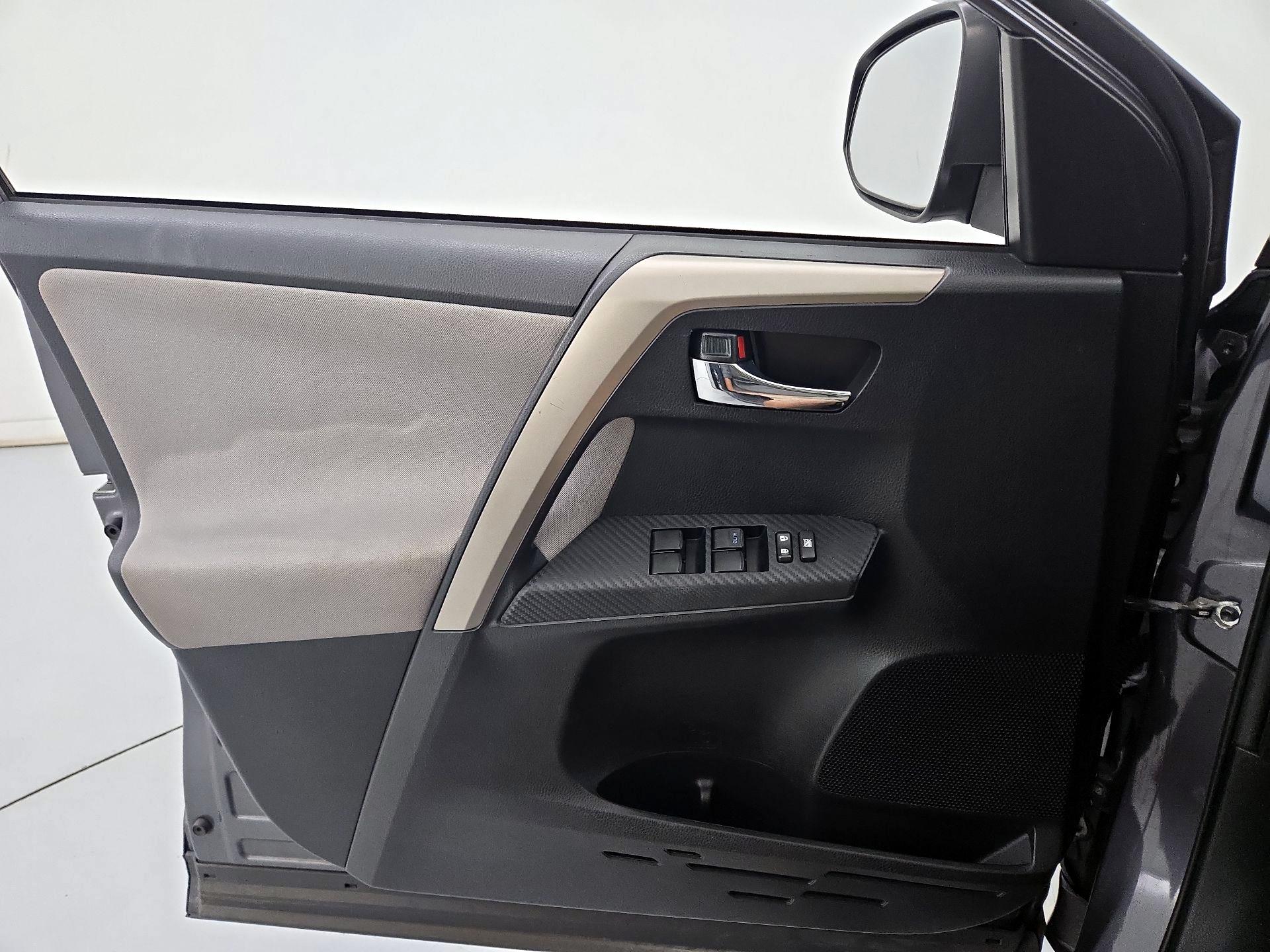 Thumbnail: 2015 Toyota RAV4 - 12