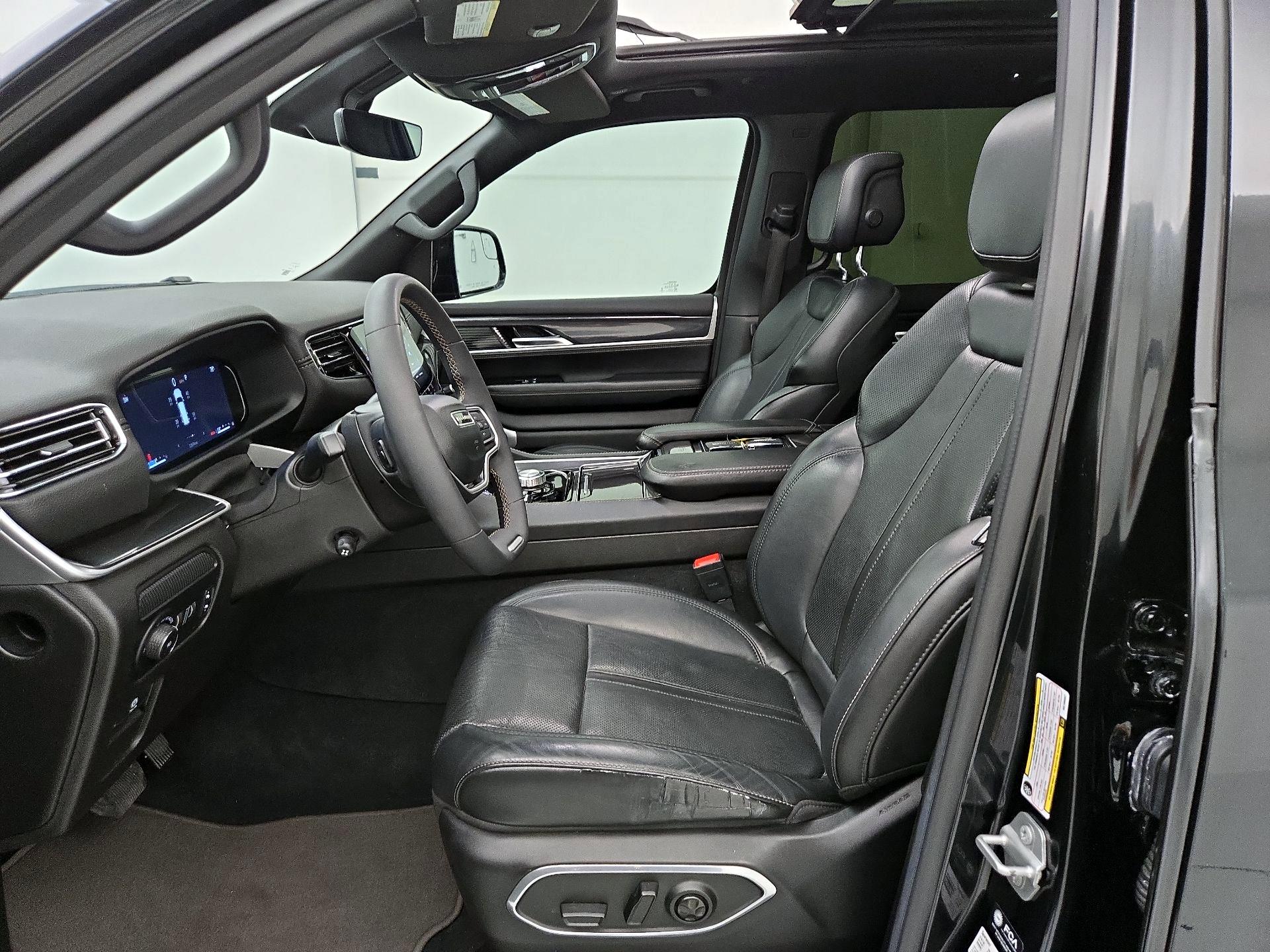 Thumbnail: 2022 Jeep Wagoneer - 11