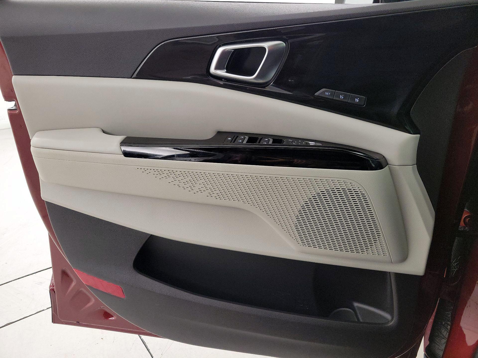 Thumbnail: 2022 Kia Carnival - 12