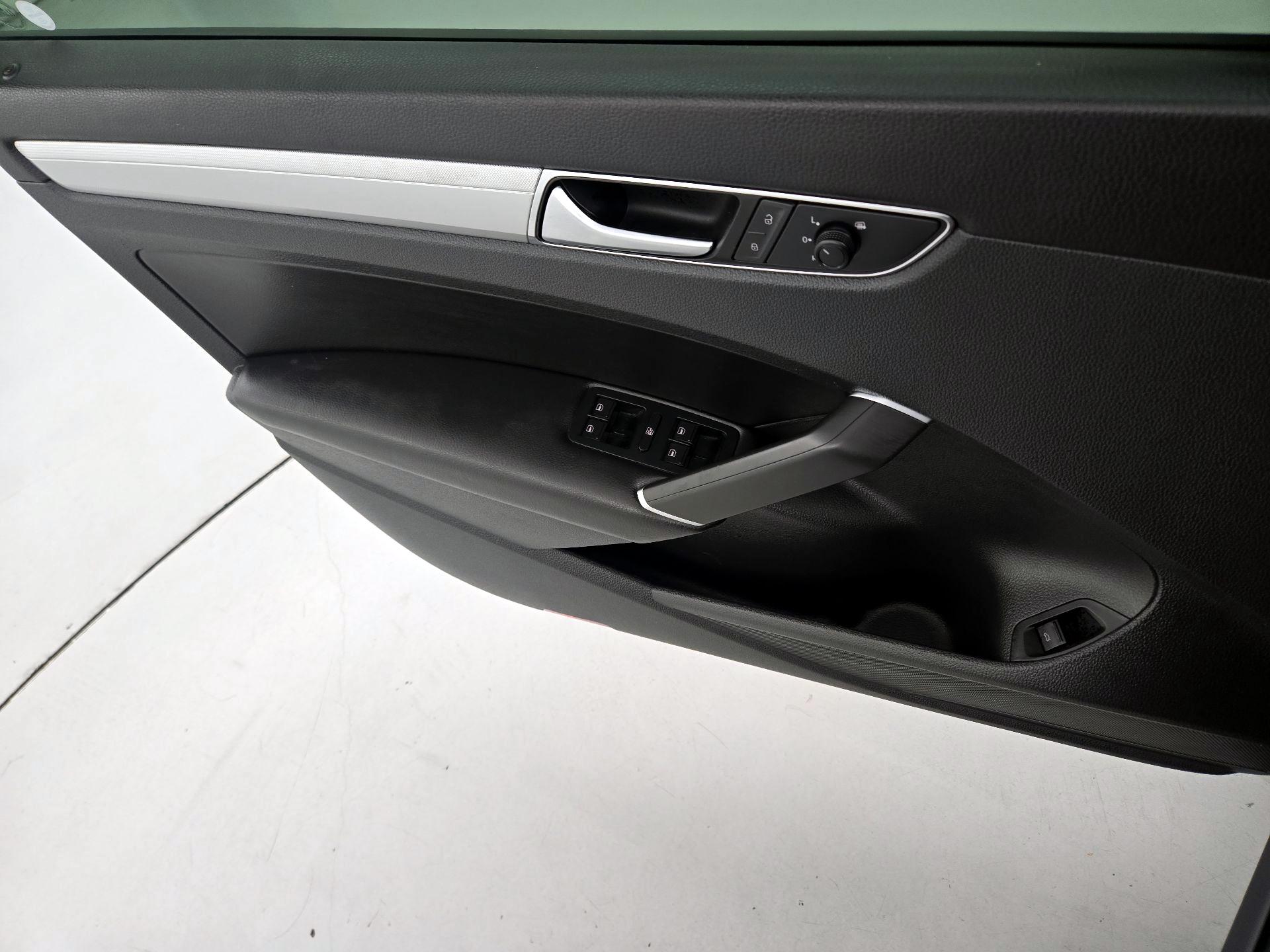Thumbnail: 2019 Volkswagen Passat - 12