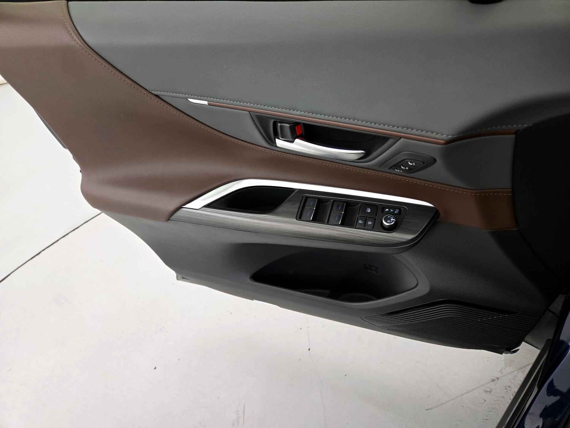 Thumbnail: 2021 Toyota Venza - 12