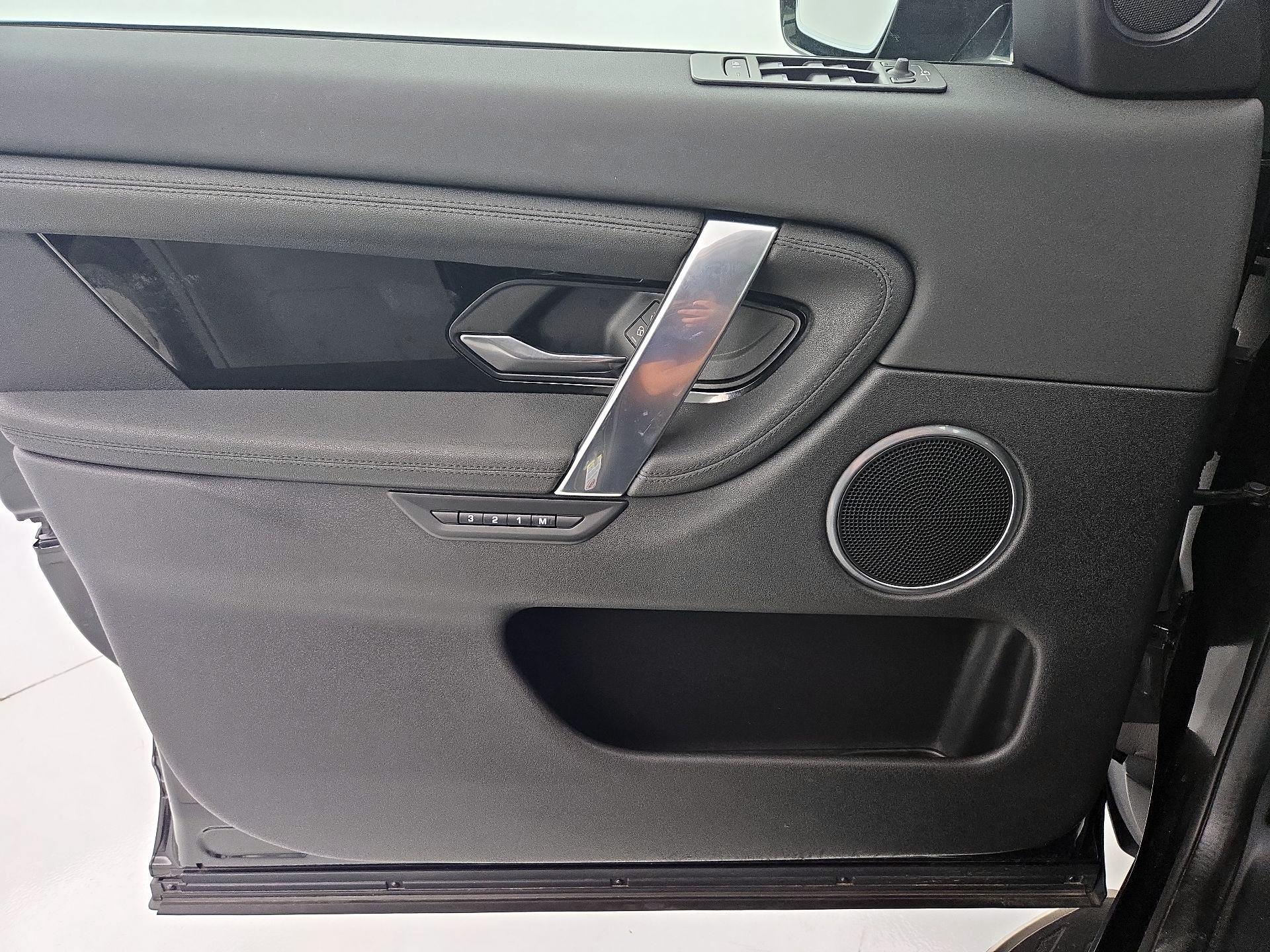 Thumbnail: 2021 Land Rover Discovery Sport - 12