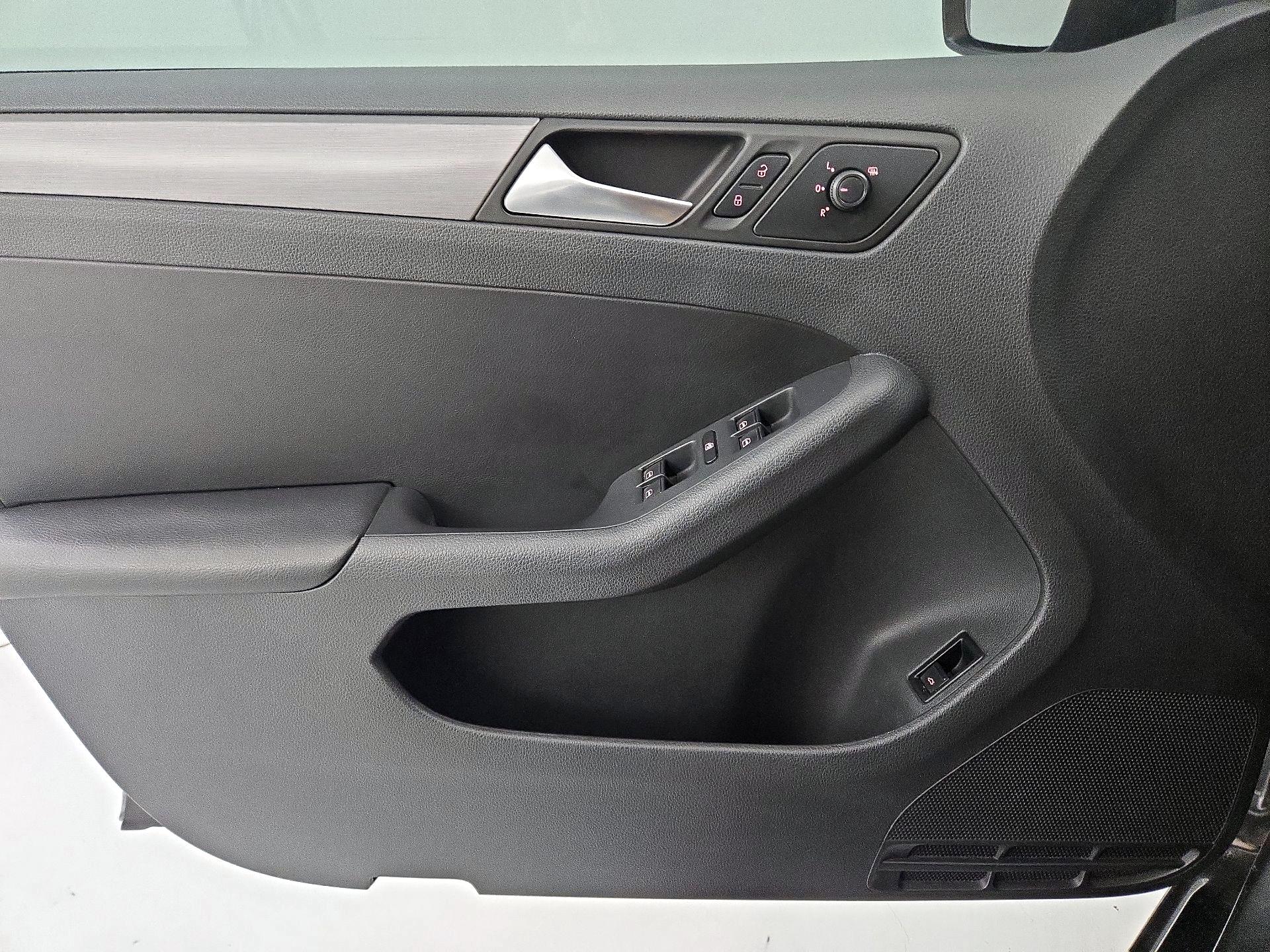 Thumbnail: 2016 Volkswagen Jetta - 12
